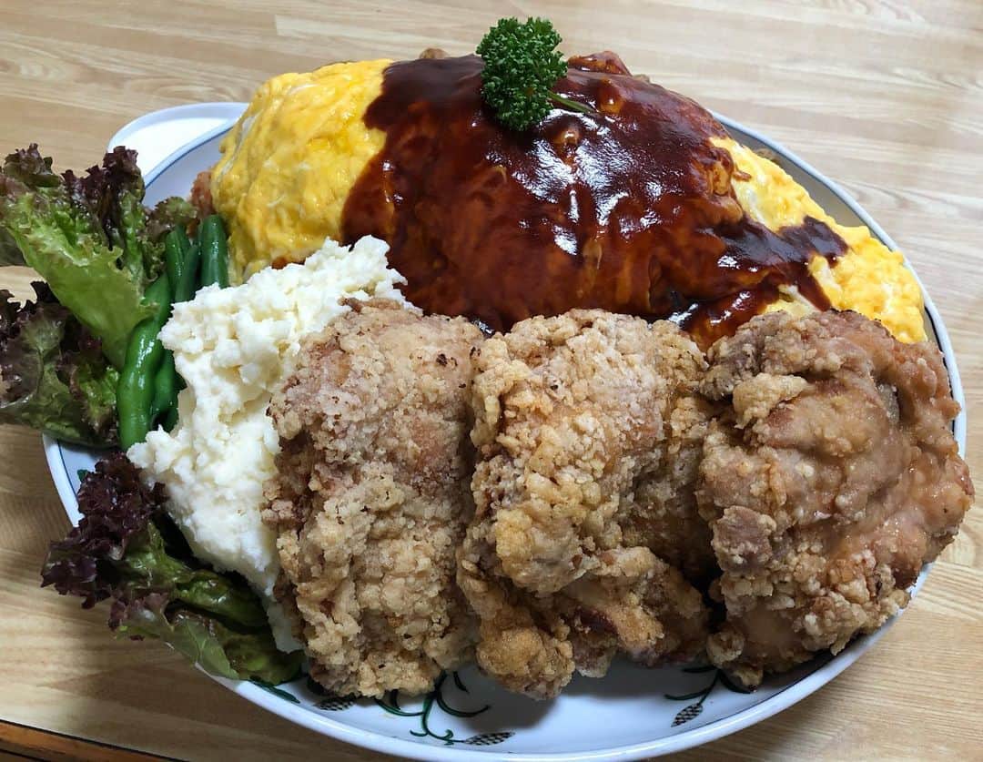 のインスタグラム：「先月、長野に行った際にガデュさんと行った「居酒屋さくら」さんで食べたデカ盛り唐揚げオムライス！  総重量5.6キロ！  ２枚目のガデュさんが食べたナポリタンは、総重量6.5キロ！  これが大きいだけじゃなくて、唐揚げもオムライスもポテサラも新じゃがも全てが美味しいデカ盛りでした！！  YouTubeに動画公開してます！  皆様、是非ご覧下さい！」