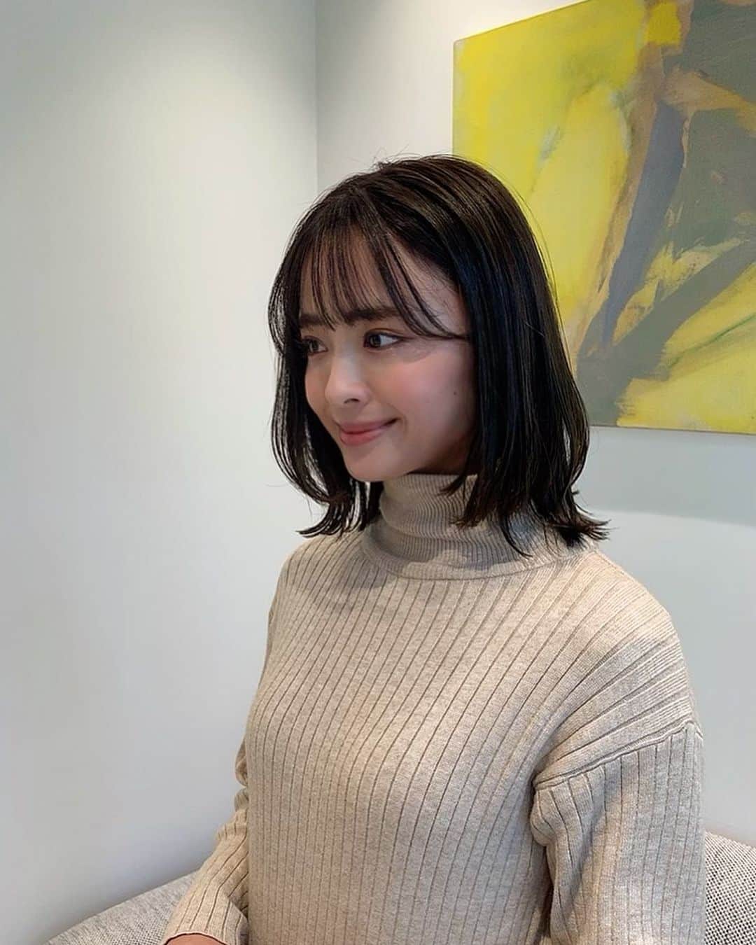 千葉優子さんのインスタグラム写真 - (千葉優子Instagram)「. . 撮影に向けて またまた @sayuri.loness さんに メンテナンスしてもらったよ〜❤︎  今回カラーは7トーンの モノトーンベージュとのこと❤︎！ 目澤さんの顔周りのカットが本当に神すぎて 後れ毛アレンジが本当〜に楽なの👏  そしてオッジオットトリートメントで 髪もトゥルントゥルンです💇‍♀️  目澤さんとは必ず韓国ドラマの話をするんだけど 今回奇跡的に観ているドラマが同じで 進み具合も同じってことで 大変大変盛り上がりました🤣 面白いからみんなも「知ってるワイフ」観てね。笑  いつも癒しの時間をありがとうございます🥺♡  必ず可愛くしてくれるから 美容院お探しの方はぜひ @sayuri.loness さんへ♡  #美容院#美容デー#美容#ヘアメンテナンス#ヘアカラー#mamagirl#locari#ロカリ#ponte_beauty#mineby3mootd#銀座#loness#loness銀座#ママファッション#ママコーデ#女の子ママ#lucra#4yuuu#アラサー#アラサーヘア#子連れ美容院#子連れ美容室#ママさんにオススメ#美容室 #秋冬#ヘアカラー#ヘアカラートレンド #ミディアムヘア#イメチェン#イメチェンカット#秋冬ヘア」11月14日 18時50分 - yuko_chiba1018