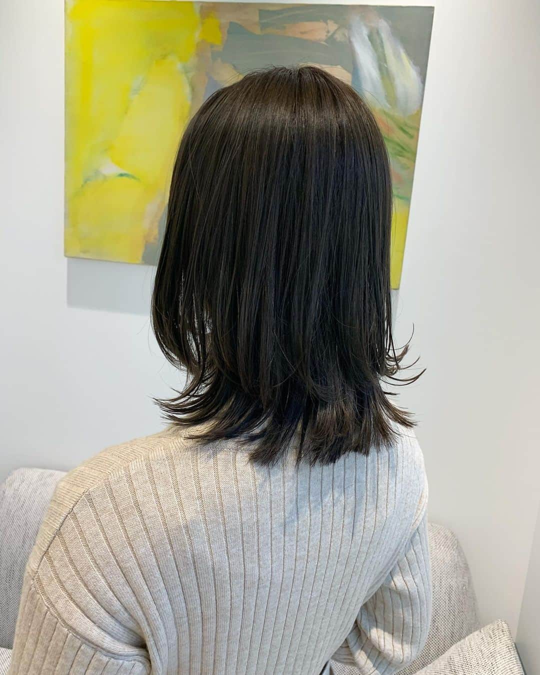 千葉優子さんのインスタグラム写真 - (千葉優子Instagram)「. . 撮影に向けて またまた @sayuri.loness さんに メンテナンスしてもらったよ〜❤︎  今回カラーは7トーンの モノトーンベージュとのこと❤︎！ 目澤さんの顔周りのカットが本当に神すぎて 後れ毛アレンジが本当〜に楽なの👏  そしてオッジオットトリートメントで 髪もトゥルントゥルンです💇‍♀️  目澤さんとは必ず韓国ドラマの話をするんだけど 今回奇跡的に観ているドラマが同じで 進み具合も同じってことで 大変大変盛り上がりました🤣 面白いからみんなも「知ってるワイフ」観てね。笑  いつも癒しの時間をありがとうございます🥺♡  必ず可愛くしてくれるから 美容院お探しの方はぜひ @sayuri.loness さんへ♡  #美容院#美容デー#美容#ヘアメンテナンス#ヘアカラー#mamagirl#locari#ロカリ#ponte_beauty#mineby3mootd#銀座#loness#loness銀座#ママファッション#ママコーデ#女の子ママ#lucra#4yuuu#アラサー#アラサーヘア#子連れ美容院#子連れ美容室#ママさんにオススメ#美容室 #秋冬#ヘアカラー#ヘアカラートレンド #ミディアムヘア#イメチェン#イメチェンカット#秋冬ヘア」11月14日 18時50分 - yuko_chiba1018