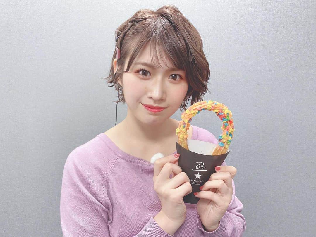 のインスタグラム：「KUROBOSHI 仙台店さんの「ストロベリーペブルス」🍓 . 外はカリッと、中はモチっと！食べ応え抜群のチュロスだよ〜😆 おいしかった！！！ #KUROBOSHI #チュロス #サタデーウォッチン」