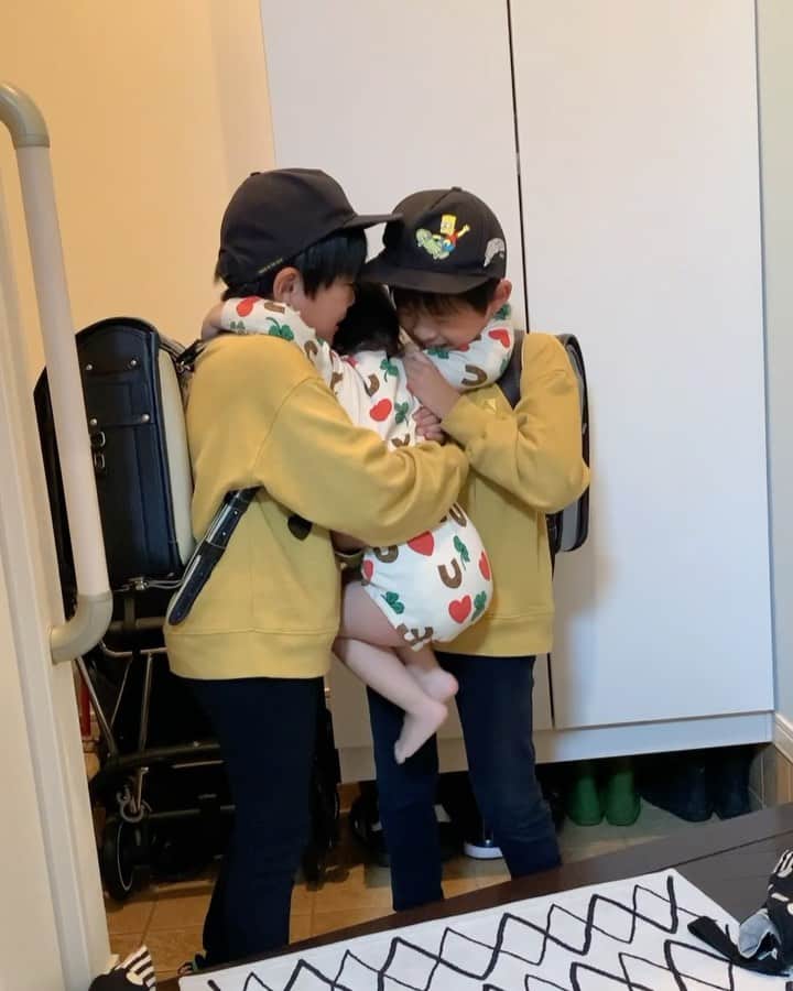 のインスタグラム：「👦🏻👦🏻💘👶🏻 お久しぶりに、お迎えしている所を…❤️ #LENのにいに達のお見送りお迎え記録 📝 * 👶🏻は、紅蓮華を歌ってるつもりだと思います笑🤣🎤💕 * #お迎え#溺愛#かわいすぎる#3兄弟#ハグ#仲良し#おかえり#2歳6ヶ月#鬼滅の刃#riorukaren_movies_」