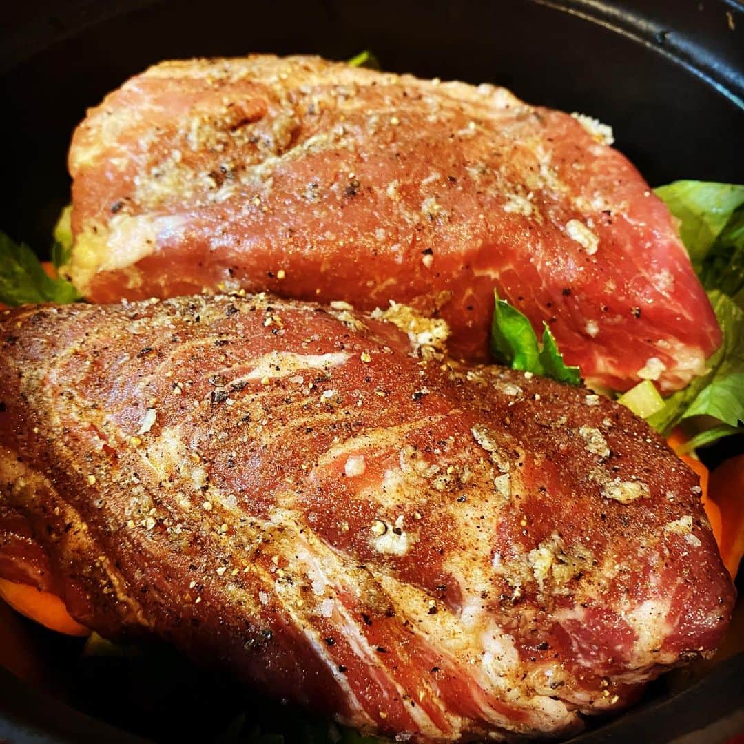 浅田信一のインスタグラム：「プルドポークチャレンジ👨‍🍳  1. 仕込み🧂 2. 二時間後🔥 3. ひたすら裂く🔪 4. パンにオンしていただきます🍽」