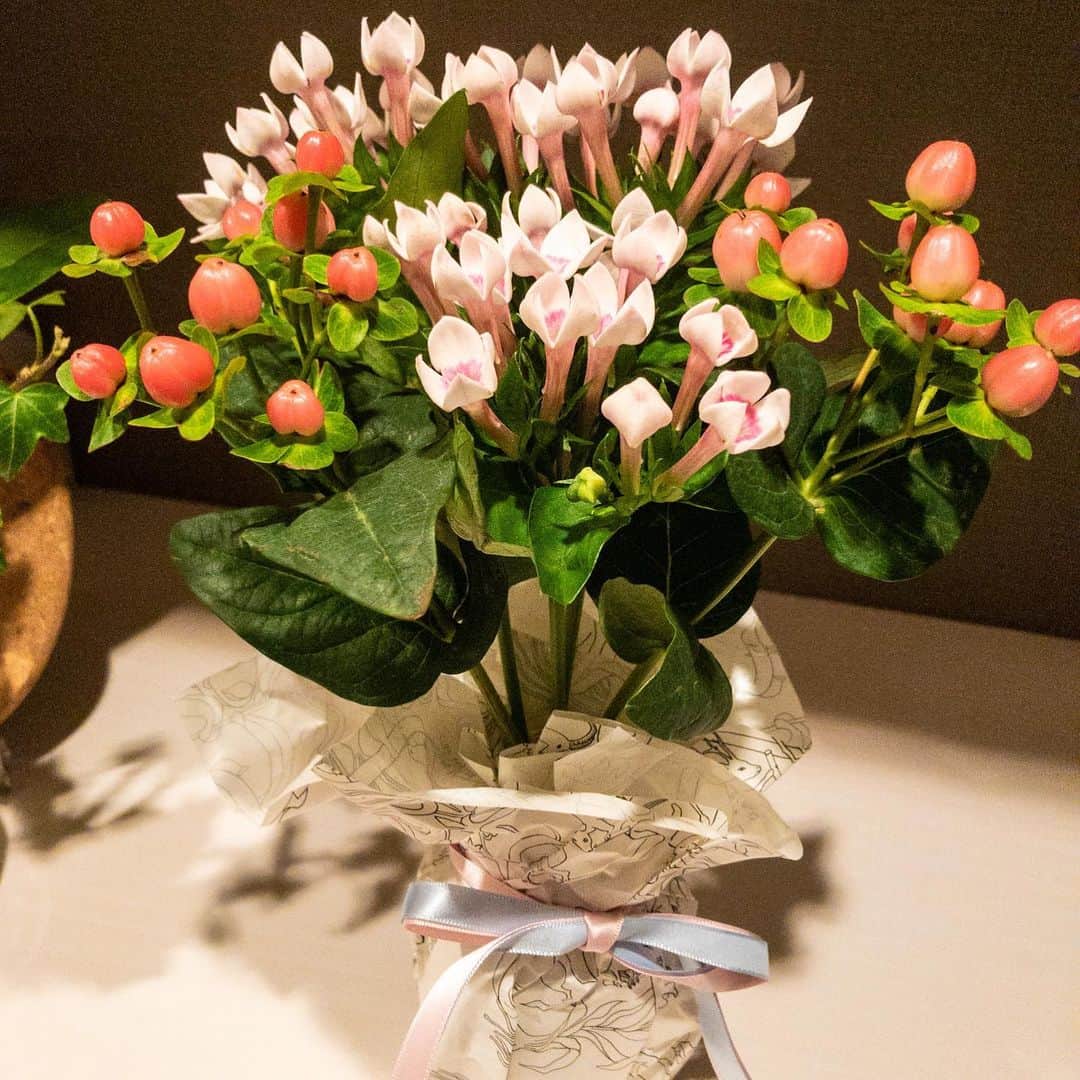 星野みちるのインスタグラム：「お花お花。（＾ν＾） 全く名前はわからないけど、全部かわいい。 #花　#お花　#お花のある暮らし」