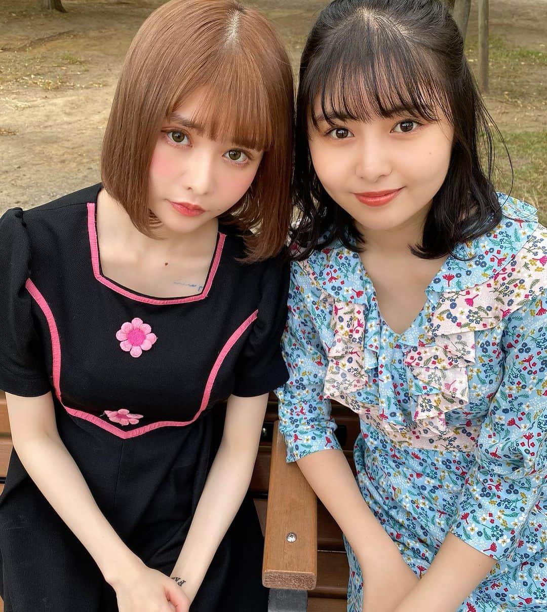 高橋有紀のインスタグラム：「#femmefatale この姉妹ほんとに可愛い、、、 @fab_kanano  ※ノーマルカメラ #hairmake  #osakana_yuki #戦慄かなの　🖤🖤🖤  #頓知気さきな 🤍🤍🤍」