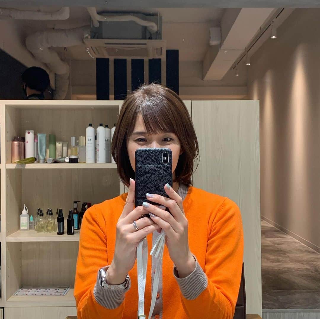 のインスタグラム：「今の髪型、横からと後ろからの写真見せてーとのことだったので。。。こちらです💁‍♀️ ちちは今日も鼻毛抜いてもらいました🌵🧔 #ヘアーミッション心斎橋店 @missionmari  #ヘアスタイル#ボブアレンジ  #心斎橋#美容院#鼻毛ワックス」