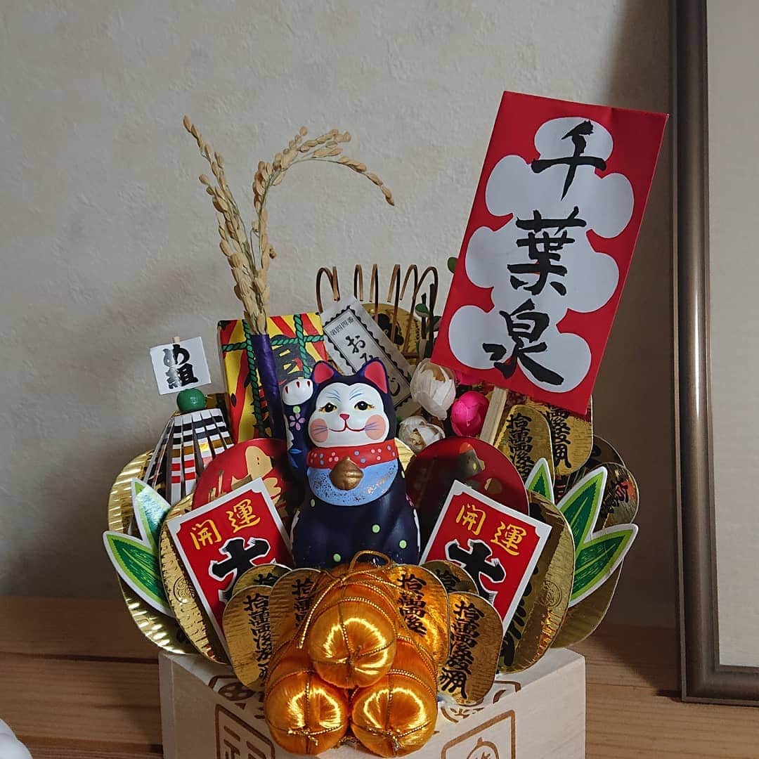 のインスタグラム：「酉の市へ高校からの親友の一人と行ってきました！！(*^^*)  今年はコロナ対策の為、基本(？)前々からの申し込みが必要なためか例年より人が少ない！！あんなに空いてるの初めてみたー！かわいい熊手を今年もゲットです！  久しぶりに「浅草むぎとろ本店」にも行ってきてとろろをたっっくさん食べました！！お腹はち切れるかと思った。笑  せっかくなので、色々お店や神社も巡りたかったけど…人も増えてきたし昼過ぎには解散。早く色々気にせずゆっくり遊べるようになるといいな～。  #酉の市 #鷲神社 #浅草 #浅草むぎとろ本店」