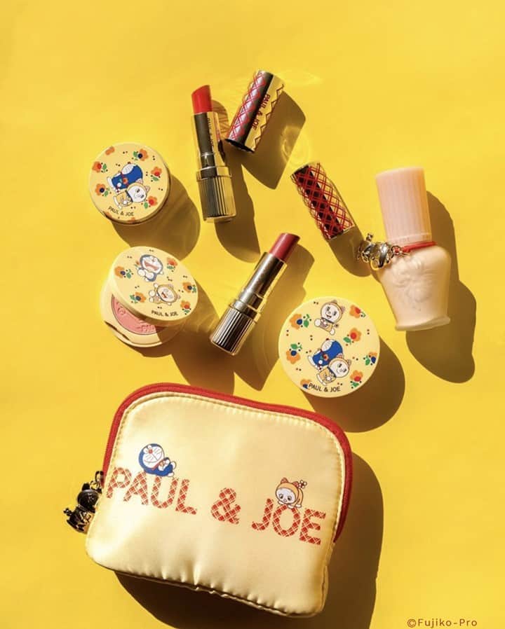 のインスタグラム：「Just in, our new cosmetic line with Doraemon. This makeup kit includes a case, a hydrating serum makeup primer, an illuminating Pressed Face Powder and a coral pink blush !⁠ -⁠ The famous Doraemon, from the Japanese manga, is about the adventures of a cat-robot sent from the futur to help a young boy named Nobita.⁠ -⁠ Photo by @ohthewerewolf - #PaulandJoe #25PaulandJoe #PaulandJoeBeauty #Beauty #Doraemon #Kawaii #Cartoon #Cosmetics」