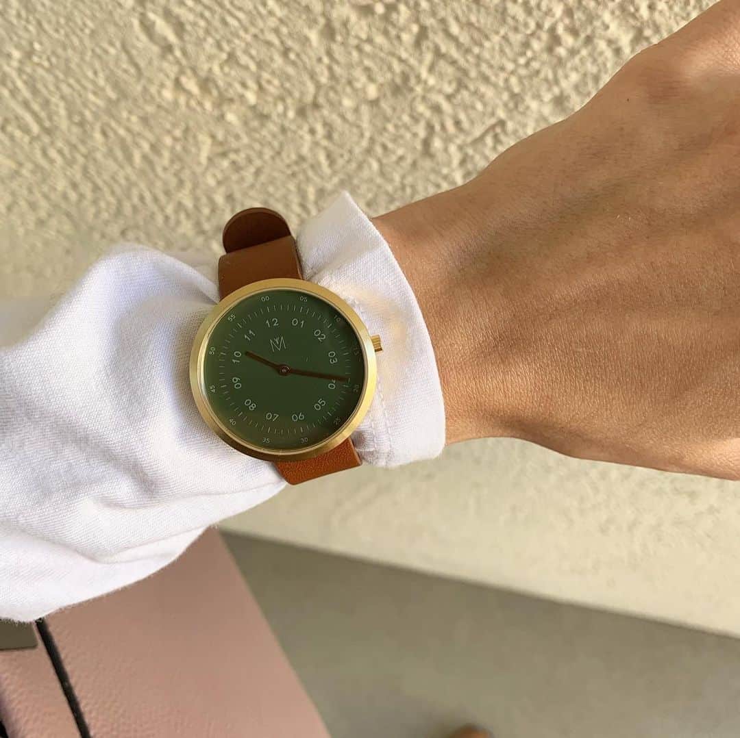 ayakonbubuさんのインスタグラム写真 - (ayakonbubuInstagram)「@mavenjapan  の腕時計🤩  わたしのつけているのは、 「DUSTY OLIVE BROWN 34mm」  文字盤が緑で、縁がゴールドで革ベルトが茶色‼️ めっちゃオシャレじゃない？💕  コーデのポイントになる👌 MAVEN WATCHESは、 本物の大理石を使用していて、 ムーブメントには、スイス製のロンダを採用。 傷のつきにくい、サファイアガラスを採用。 ベルトには、イタリアのレザーを採用されてるんです❗️  他にもいろいろ配色があったり、違うタイプの時計もあるので見てみてね❤️  10%割引になるクーポン出してもらえました👍 クーポンコード：ayakokk127  よかったら使ってね❤️  #mavenwatches  #マベン  #マベンウォッチズ  #腕時計  #時計  #手元倶楽部  #おしゃれさんと繋がりたい #クリスマス #クリスマスプレゼント #プレゼント」11月14日 19時00分 - ayakonbubu