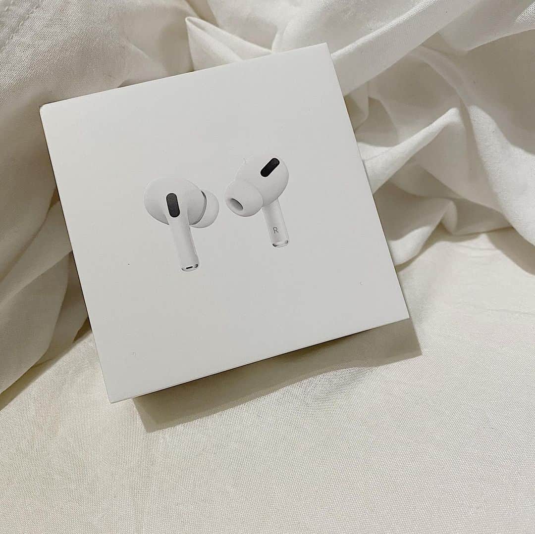 のインスタグラム：「New one 🤍🤍 これでランニングはかどるわ✌🏻 . . . #newone #airpodspro #ご褒美」