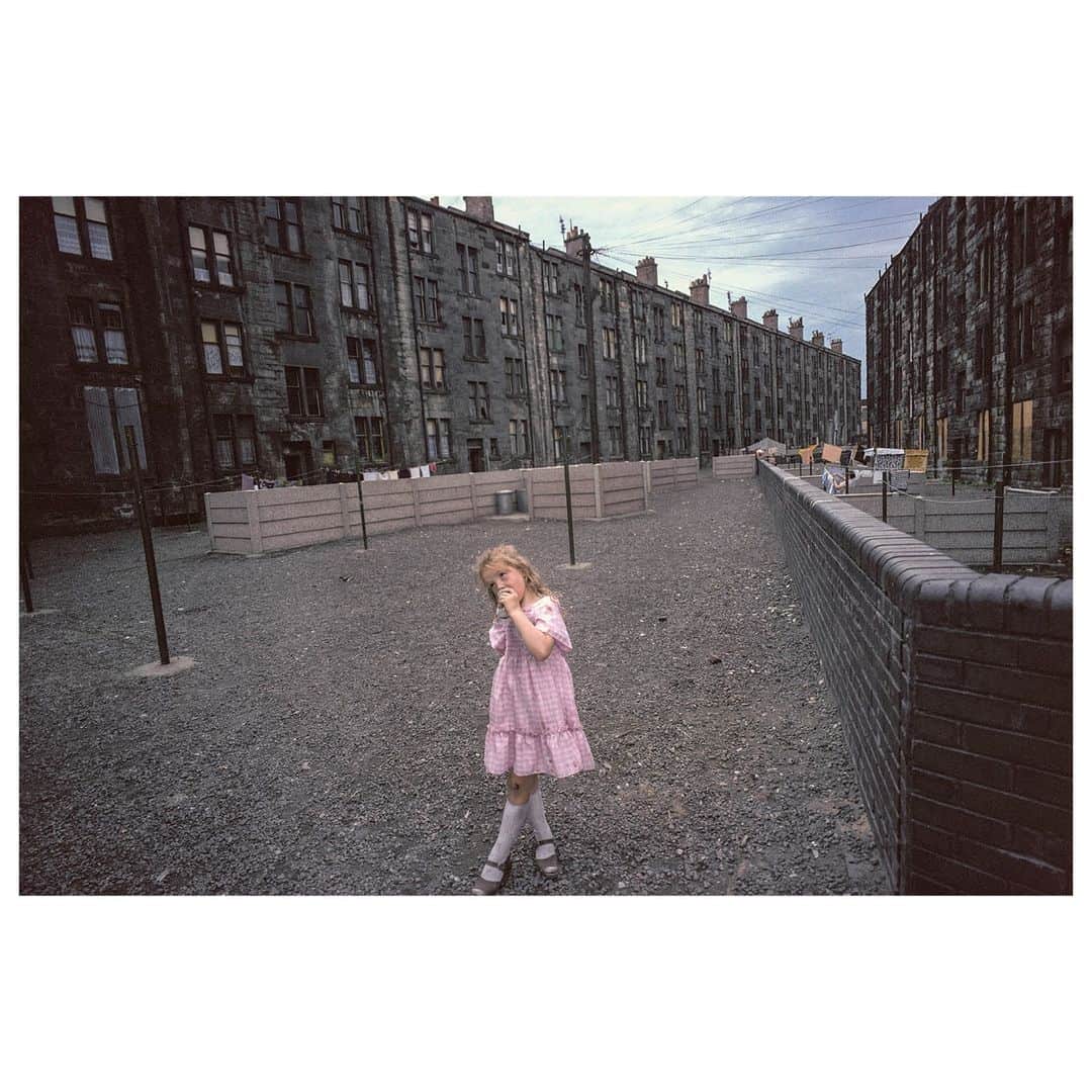 Magnum Photosさんのインスタグラム写真 - (Magnum PhotosInstagram)「In an article on the BBC, read French Magnum photographer Raymond Depardon's reflections on his work made in Glasgow, Scotland more than 40 years ago. "I found everything exotic", Depardon remembers. ⁠ . ⁠ Originally made on an assignment for The Sunday Times, whose brief was to photograph the dichotomy between rich and poor, the images – now renowned – were at the time rejected on the grounds that they did not contradict ideas readers already had about the city.⁠ .⁠ This image from this project is now available as fine print on the Magnum Shop.⁠ .⁠ Read more news from Magnum photographers this week at the link in bio.⁠ .⁠ PHOTO: Glasgow. Scotland. 1980.⁠ .⁠ © @rdepardon//#MagnumPhotos⁠ ⁠」11月14日 19時01分 - magnumphotos