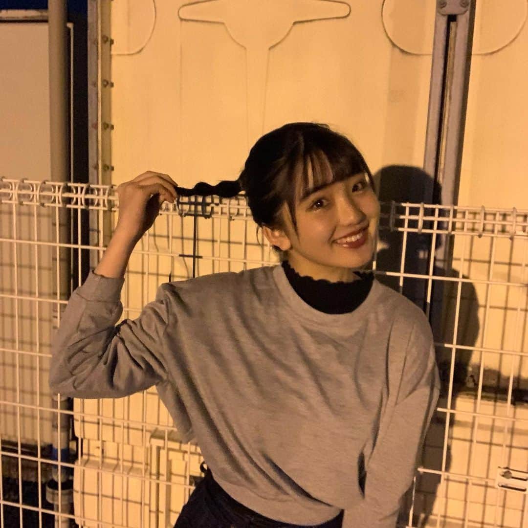 白井杏奈のインスタグラム：「・ 納豆ヘアしました 髪早く伸びてほしい！！ もっといろんなヘアあれしたい💭  今日の私服は後ろが可愛いんです🎀  土日皆さんいつも何してますか？  #白井杏奈#納豆#納豆ヘア」