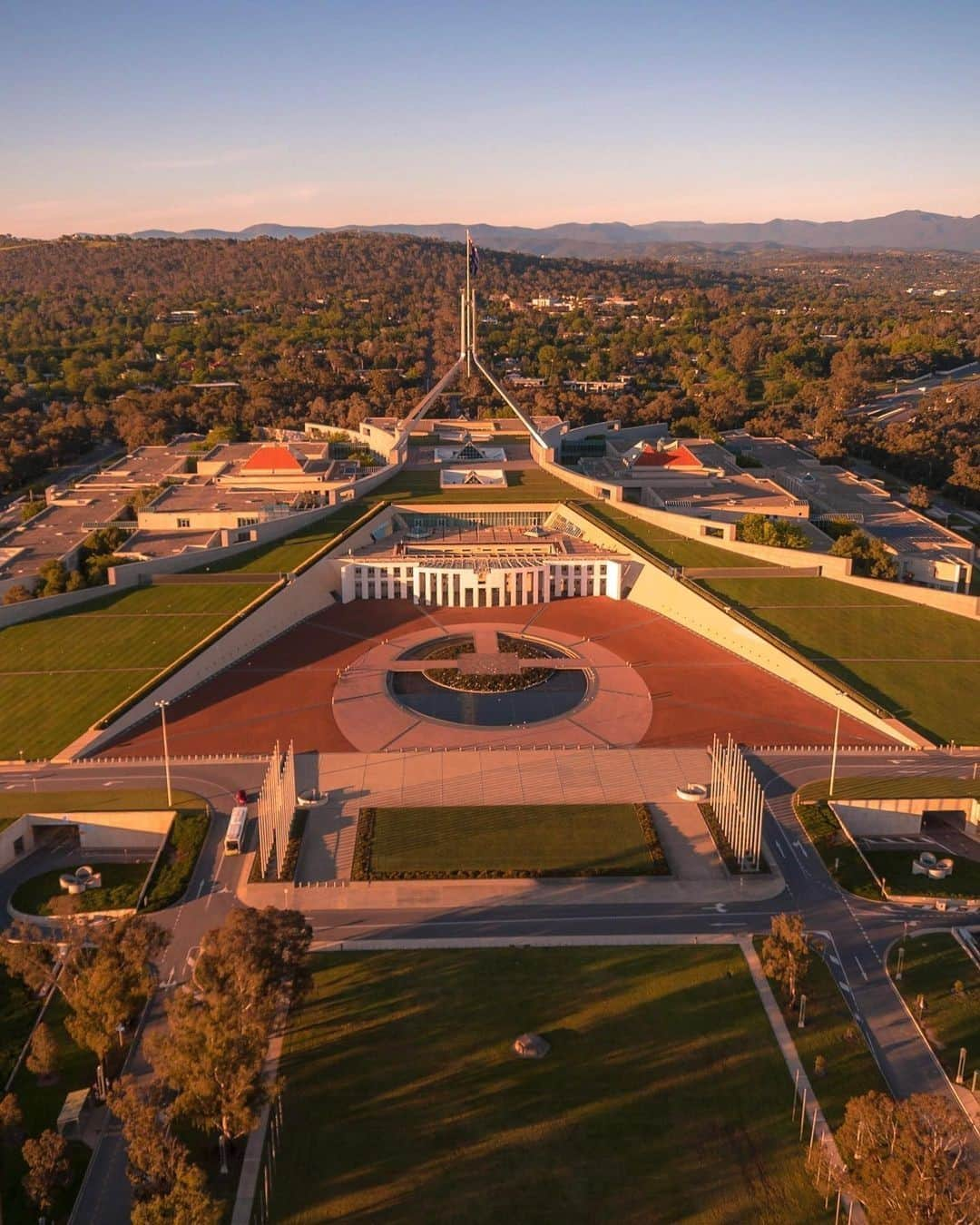 Australiaさんのインスタグラム写真 - (AustraliaInstagram)「@visitcanberra from above, what’s not to love?! 😍 Shout out to @fran_t for showing us how magnificent #Canberra is from the sky in a hot air balloon 🎈 Our capital city is known for its abundance of cultural experiences and important landmarks, just like the @visit_australian_parliament House pictured here. If you're keen to see this bird's-eye view for yourself, book a flight with @balloonaloftcanberra to gaze at the city from a different perspective. TIP: We recommend a post-flight feed at @thecuppingroom, which is home to some of the most delicious #smashedavo toast going around 🤤 #seeaustralia #visitcanberra #holidayherethisyear」11月14日 19時01分 - australia