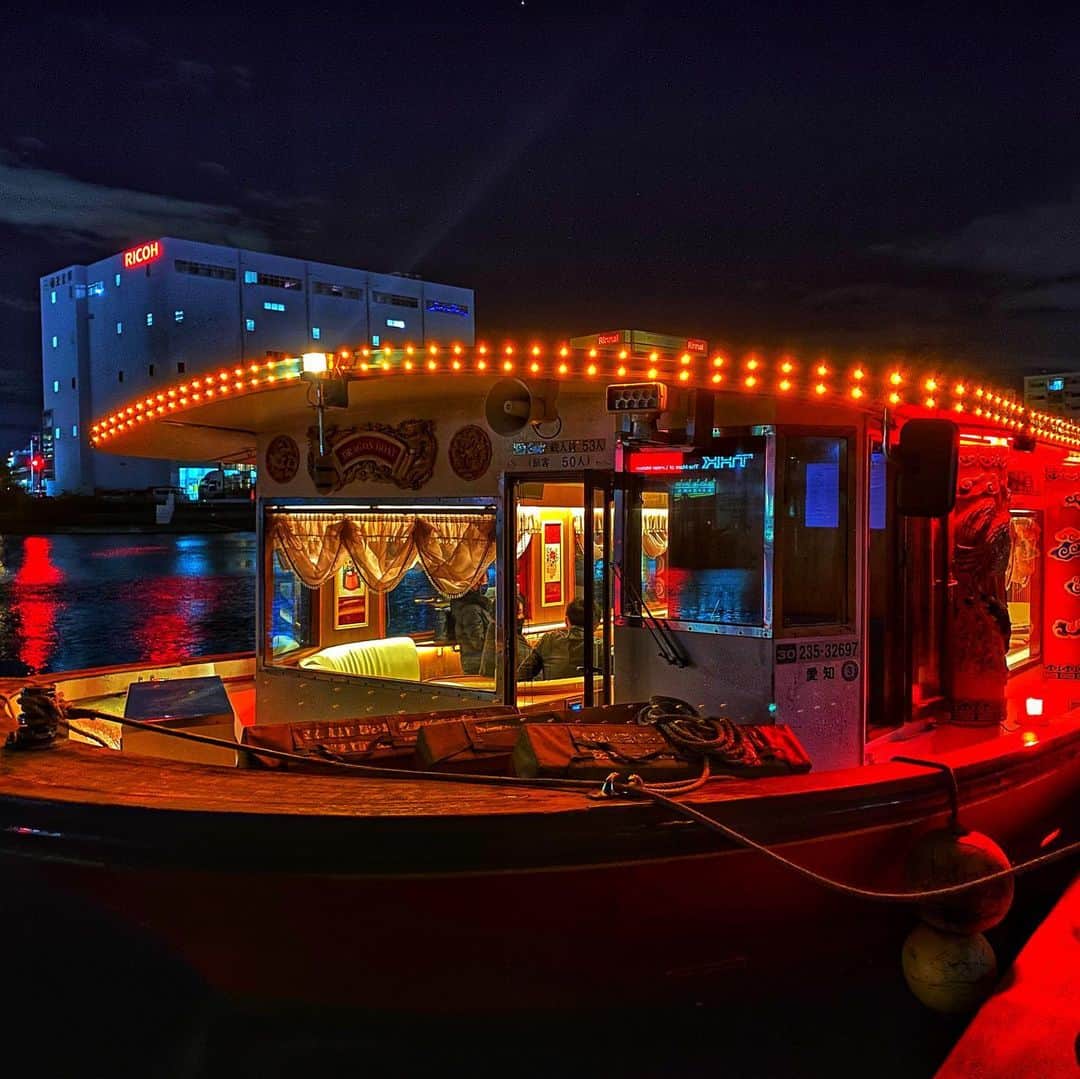 イレーネのインスタグラム：「Night out in Nagoya 都市と水の景色は相性が良いのね... 運河という響きも好き 旅情をかき立てられる . 中川運河の水上交通「クルーズ名古屋」の起点、ささしまライブの船だまりへ . 名古屋市＆JTBさん企画の 【光とアートのキャナルクルーズ】のクルーズ船「海龍」を見に行ってきました . 船を見るなり脳裏をよぎった...数年前に女友達と訪れた香港の豪華絢爛な水上レストラン。鮮やかな色彩、キラキラした夜、鮮明に思い出しました。Jumbo Kingdomだっけ？懐かしい😂キャーキャー盛り上がりながら、お腹はちきれそうになるまで食べて飲んで笑ったな。 . 水面に写るネオンや街の灯りを見ながら、ずっと脳内旅行してた。こんな景色を名古屋で見られるなんて、ずっと住んでるのにびっくり。知らなかった名古屋の一面。中川運河、ハマったかもしれない...  . 船から見る夜の名古屋の色気... 久々に夜のお出かけしたのもあって、ドキドキしちゃった . . 新しく知った中川運河、そして名古屋クルーズの魅力を紹介していきます☺ . ちなみに光とアートのキャナルクルーズ自体は人気が高くあっという間にsoldoutしてしまったそうoh my god...（そりゃそうだ！行きたいもん😭）ですが... . . 光とアートのキャナルクルーズの公式Instagramアカウント @nagoya.canalcruiseをフォローして お気に入りの中川運河の映える写真を 「#光とアートのキャナルクルーズ」のハッシュタグをつけて Instagramに投稿すると、 抽選で10名様に、名古屋の魅力が詰まった豪華なプレゼントが当たるんだとか😍このプレゼントがわたしも普通に欲しい... 是非参加してみてください🥰  ＝＝＝＝＝＝＝＝＝＝＝＝＝＝＝ 【応募方法】 ①光とアートのキャナルクルーズ公式Instagram（@nagoya.canalcruise）をフォロー ②中川運河が写っている写真を用意（船上からでも、地上からでもok！） ③ハッシュタグ #光とアートのキャナルクルーズ を付けて、中川運河の写真を投稿  #中川運河 #ささしまライブ #光とアートのキャナルクルーズ #クルーズ名古屋 #愛知 #名古屋 #名古屋の夜 #夜景 #運河 #街歩き #おでかけ #観光スポット #イレトリップ #gotoトラベル #nagoya #japan #citylife #nightview #canalcruise #jtb #pr」