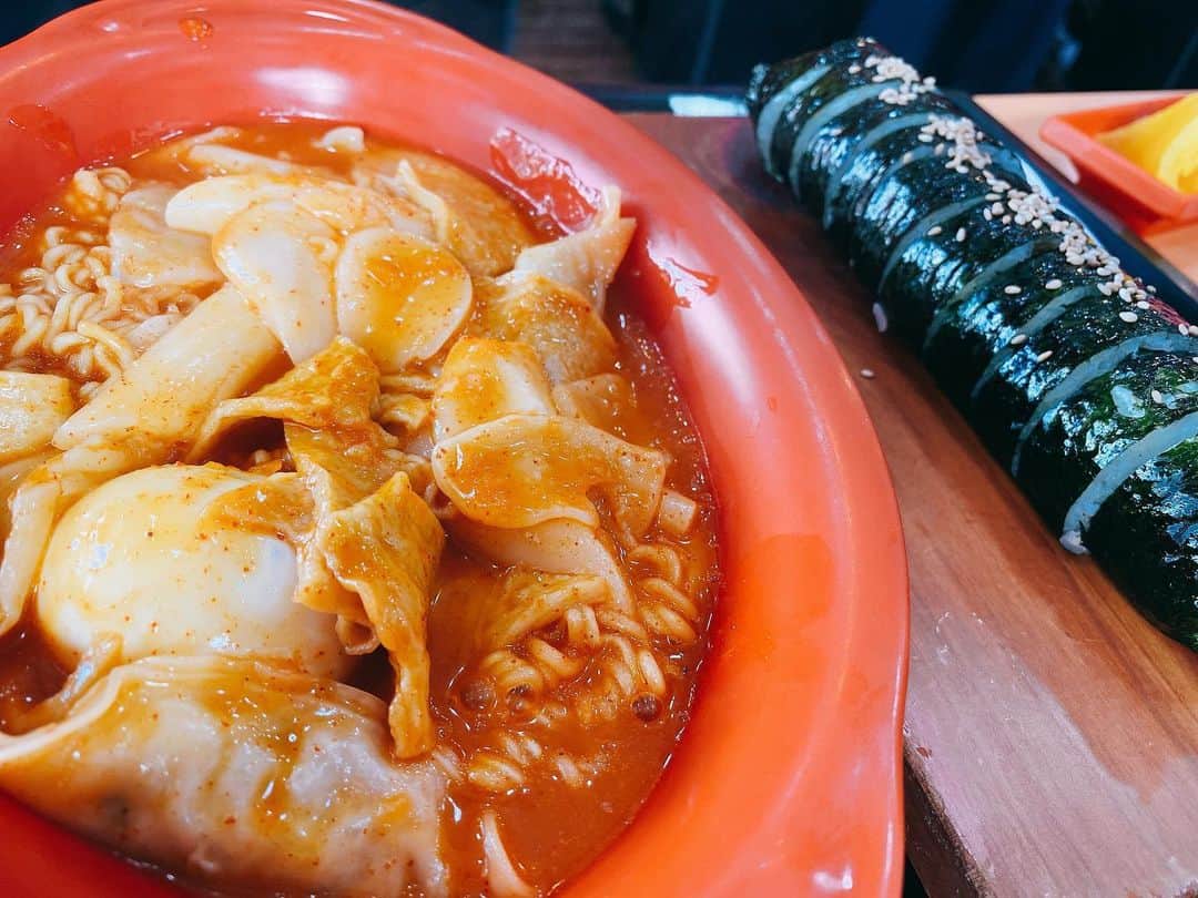 ジンソクのインスタグラム：「대학교 다닐 때 자주먹던 떡볶이집 😁 배터지는줄 알았다 #디델리」