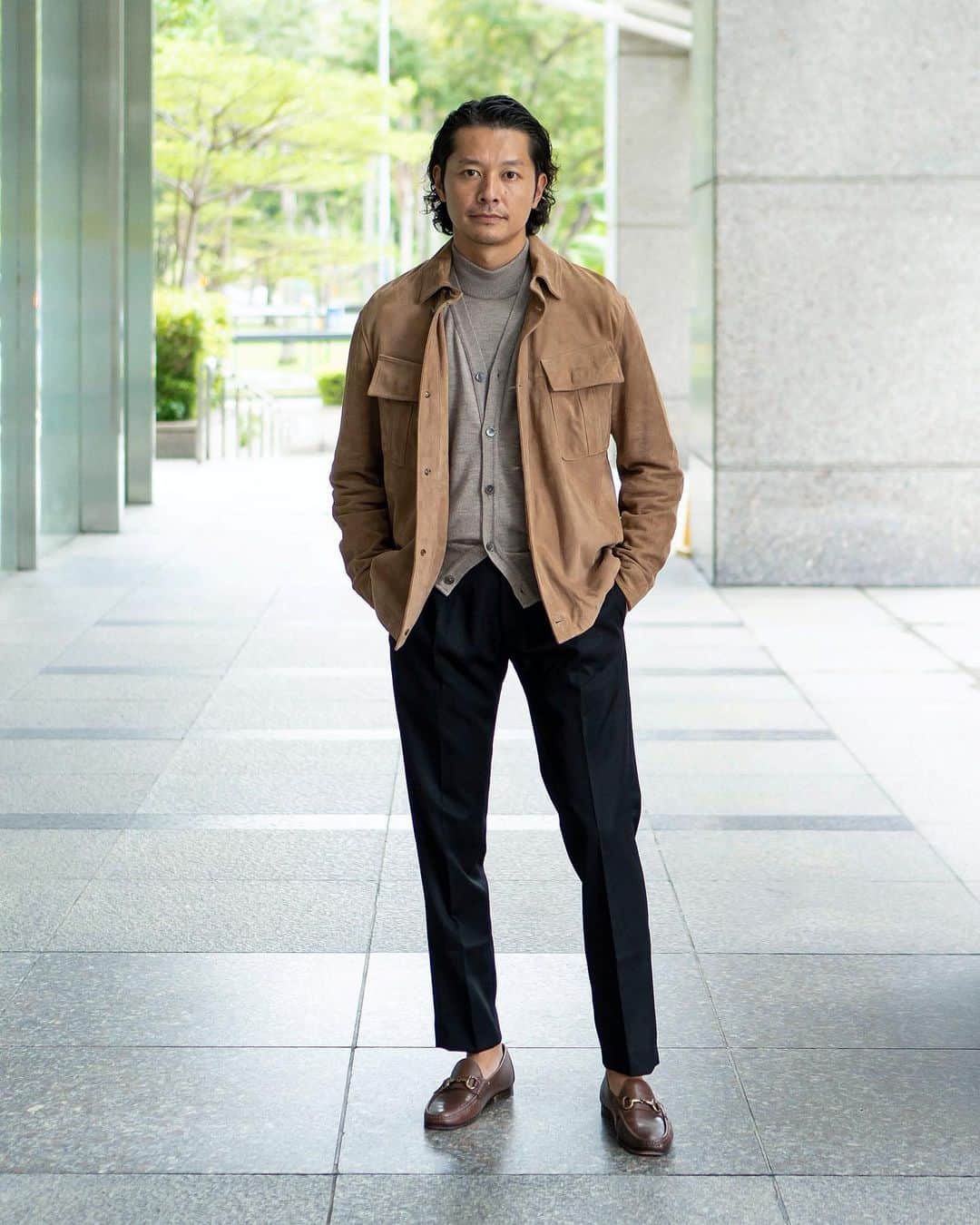 高田朋佳のインスタグラム：「The elegant and classical layered style can give you a youthful impression by choosing modern pants. #saturdayoutfit   ———————————————————————— #autmnoutfit  #dressstyle #elegantstyle #modernclassicstyle #newclassicstyle #fashion #mensfashion #mensdressstyle #suitsstyle #dapperstyle #takadachannel」