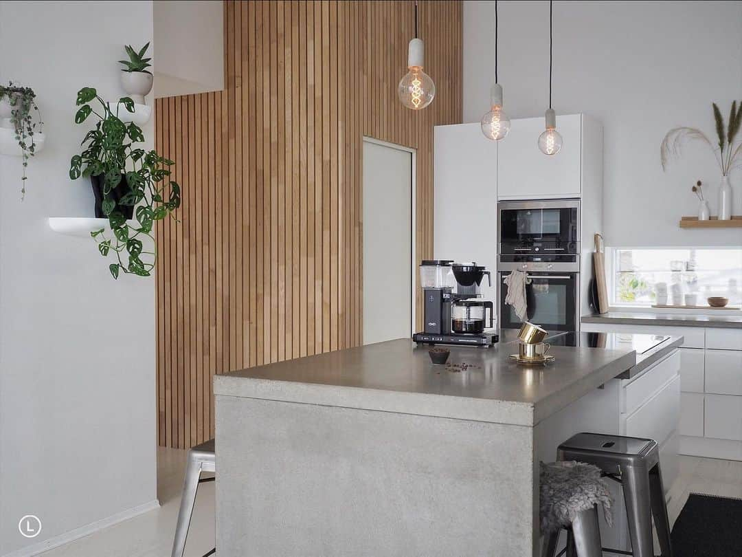 Inger-Lise Lillerovdeさんのインスタグラム写真 - (Inger-Lise LillerovdeInstagram)「Kitchen situation 👌🏼 Titt gjerne innom story, for å se min beste start på fridagen! Hint... @moccamasternorge er selvfølgelig en del av det ☕️ Nå skal det snart brygges en kannne, for å ta med på tur! Vi skal nemlig i skogen for å finne litt skatter til julehjemmet vårt 🌲☘️ Hvilke planer har du for lørdagen? _____________________________ #kjøkken #kjøkkeninspirasjon #kjøkkeninspo #kjøkkendetaljer #kjøkkendesign #kitchen #kitchendetails #kitcheninspo #kitcheninspiration #kök #köksinspiration #interiør #interiors #interieur #interior4you1 @interior4you1 #interior4inspo @interior4inspo #nordichome #nordicstyle #nordisk #mystyle #scandinave #modernhome #interiorforinspo #interieurstyling #scandinavianstyle #moccamasternorge #coffee #firstcoffee #kaffestund #kaffekos」11月14日 19時09分 - ingerliselille