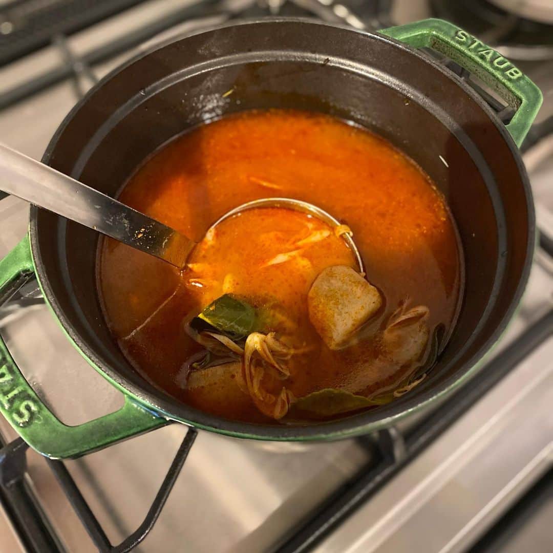 エダジュンさんのインスタグラム写真 - (エダジュンInstagram)「トムヤムクン鍋🇹🇭 ・ 友達と少人数の鍋を🍲 ・ レモングラス、バイマックルー、カー、ボムデンを入れて香り良く😊🙌 ・ 〆はトムヤムクンラーメン🍜😉 ・ #トムヤムクン #トムヤムクン鍋 #パクチー#パクチーボーイ #エダジュン」11月14日 19時13分 - edajun