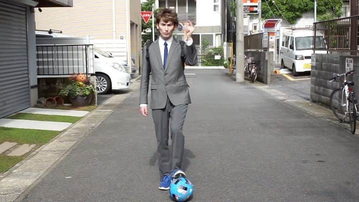 のインスタグラム：「会社員がリフティングをしながら通勤？！#jamesj #soccer 🎥by @ryotanaka369」