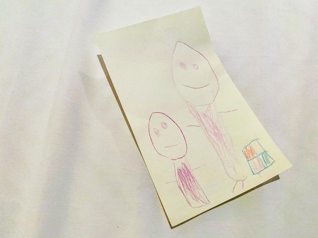 廣瀬規子のインスタグラム：「とっても上手に絵が描けるようになったね👍 ・ 『これは、ママで、 これはモモちゃんで〜、 これはお誕生日のプレゼントなの！』 ・ 『ねぇ、パパ、、ここにモモちゃんのお誕生日のプレゼント書いてみて！』 ・ パパ、大笑い＆ズコ〜ッ🤣 ・ ・ おねだりも上手になりました😂 ・ ・ #おねだり上手 #おねだりってこーやってするんだ🤭 #勉強になりますw #もうすぐ４歳 #女の子 #ちゃっかりさん #子供の絵」