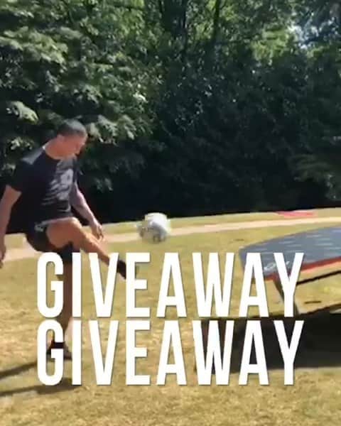 ティム・ケーヒルのインスタグラム：「It's that time to give something away⚽ WIN your own TEQ LITE table 🥳 •⠀ All you have to do: • 1⃣ Follow @teqball 2️⃣ Follow @tim_cahill 3️⃣ Tag 3 friends on this post • Winner will be announced on November 17 •⠀ Good luck! 🙏」