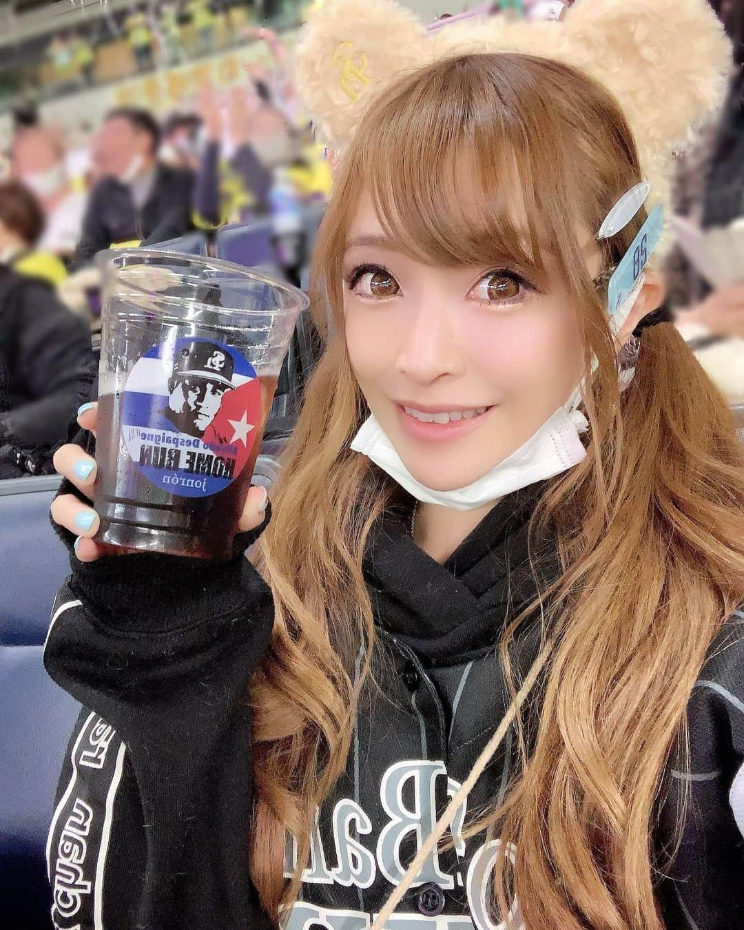 紗々木りんさんのインスタグラム写真 - (紗々木りんInstagram)「🐰#cs ⚾️ ♥ 今日もデスパイネはかわいかった💓 今日はデスパイネのカクテル飲んだよ💓 (カップのデスパ加工してない？痩せてる笑) ♥ ６回裏 牧原の打席、 デスパイネがタッチされてる間に マキ様が1塁セーフ、グラ様のホームイン、 おもしろすぎた！！！ ♥ ♥ 次の投稿に続きます🌈⚾︎ ♥ ♥ ♥  #クライマックスシリーズ #ロッテ戦  #ホークス #野球 #ソフトバンクホークス  #プロ野球 #野球観戦 #ソフトバンク  #鷹ガール #タカガール #ユニフォーム  #野球好きな人と繋がりたい #sbhawks  #中洲 #中洲キャバ嬢 #中洲キャバクラ  #キャバクラ #キャバ嬢 #キャバ #飲み屋  #野球女子 #インスタ野球女子 #福岡  #baseball #baseballlife #baseballlove」11月14日 19時22分 - rinn_sh_