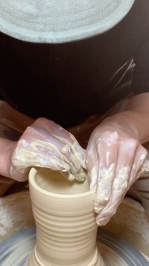 阿部春弥のインスタグラム：「I'm making a pot with a potter's wheel.  After this,the clay is smoothed to shape over the mould. ・ 輪花7寸鉢を作っています ろくろで薄く形を作って、少し水気が抜けてから石膏型に押し当てて輪花の形にしていきます 普通にしゃべりながらろくろしています 夕ご飯が何だとテンションが上がるのか、が内容ですが、どうでもいい話ですみません 音声の消し方がわからなかっただけです ・ #阿部春弥 #pottery#porcelain#ceramics」