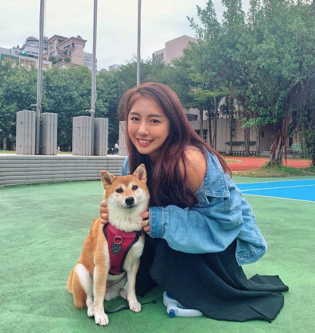 辜莞允（Nono Ku）のインスタグラム：「好像有點久沒跟她認真合照了 都是一些怪角度，比如說後一張⋯ #感謝我大繆總賜照」