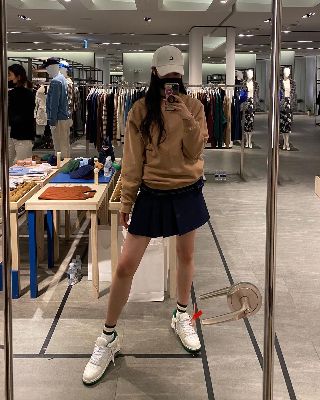 ペ・ユニョンさんのインスタグラム写真 - (ペ・ユニョンInstagram)「@cloveclub POP-UP STORE  갤러리아 WEST 3층에서 19일 까지 🤍」11月14日 19時25分 - mulan_bae