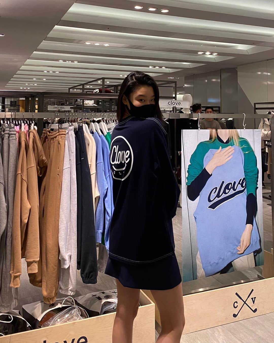 ペ・ユニョンさんのインスタグラム写真 - (ペ・ユニョンInstagram)「@cloveclub POP-UP STORE  갤러리아 WEST 3층에서 19일 까지 🤍」11月14日 19時25分 - mulan_bae