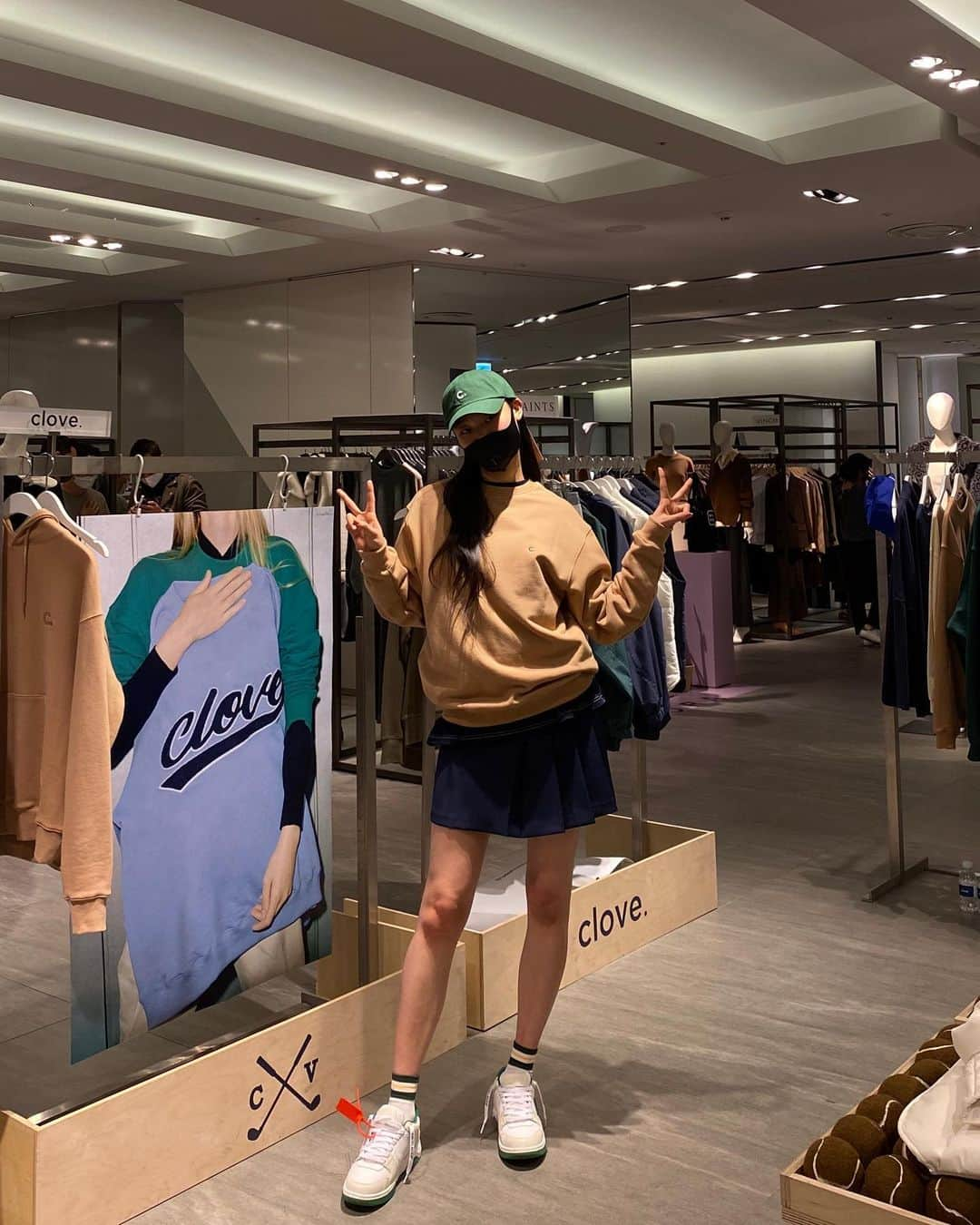 ペ・ユニョンさんのインスタグラム写真 - (ペ・ユニョンInstagram)「@cloveclub POP-UP STORE  갤러리아 WEST 3층에서 19일 까지 🤍」11月14日 19時25分 - mulan_bae