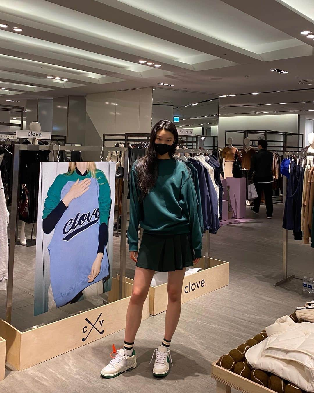 ペ・ユニョンさんのインスタグラム写真 - (ペ・ユニョンInstagram)「@cloveclub POP-UP STORE  갤러리아 WEST 3층에서 19일 까지 🤍」11月14日 19時25分 - mulan_bae