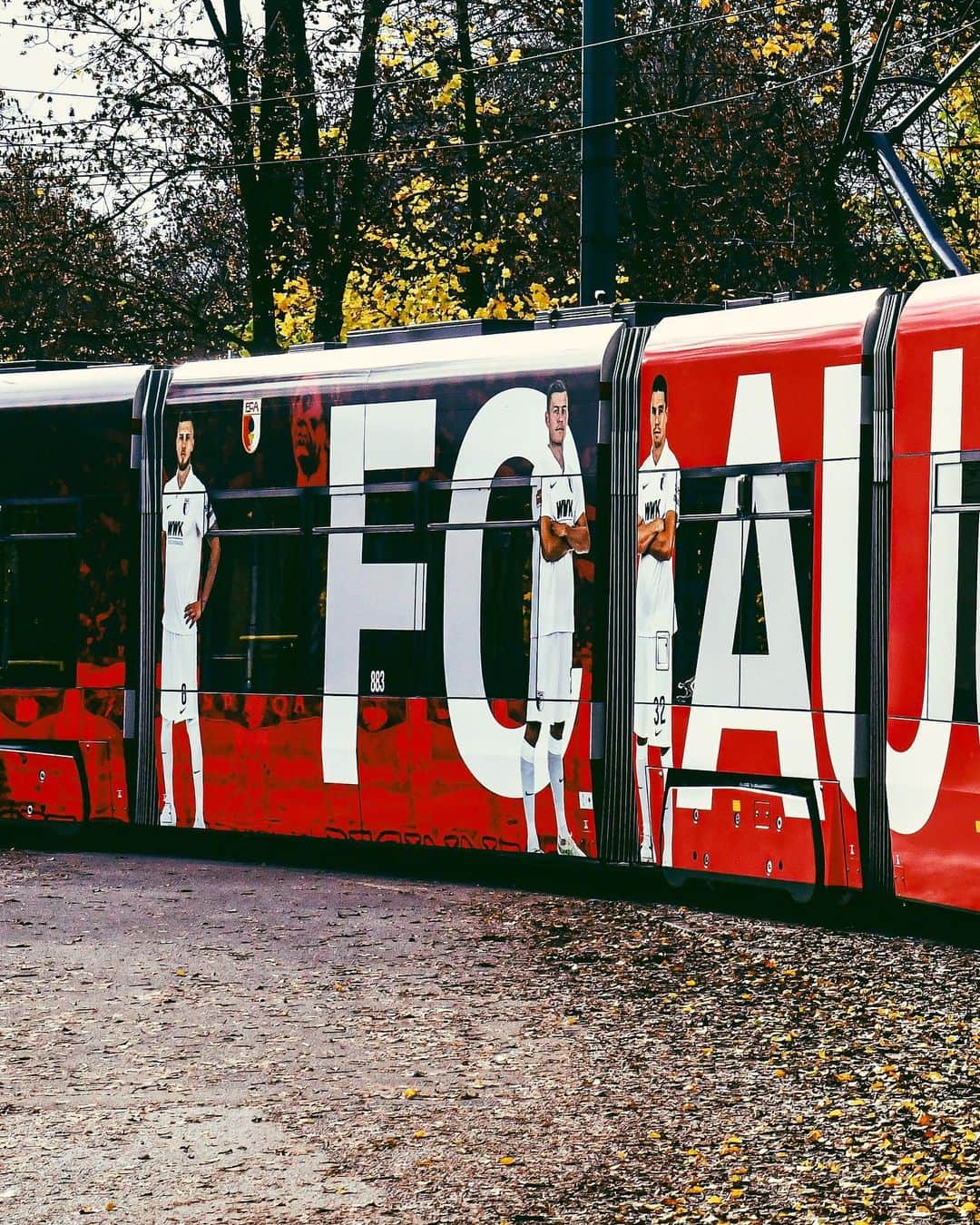 FCアウクスブルクさんのインスタグラム写真 - (FCアウクスブルクInstagram)「🗣 „Achtung an Gleis 1️⃣9️⃣0️⃣7️⃣, die neue #FCA-Strossabah fährt ein! 🥳 Sieht mega aus, haltet Ausschau nach ihr! 👀🤩 #FCA1907 #fcaugsburg」11月14日 19時25分 - fcaugsburg1907