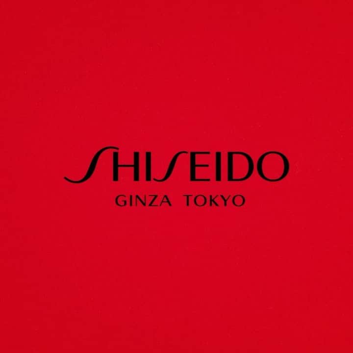 ノリタカタテハナのインスタグラム：「💄舘鼻則孝×SHISEIDO💄﻿ ﻿ “CELEBRATE YOUR BEAUTIFUL MOMENT” をテーマに、SHISEIDO（@shiseido_japan）2020年に世界展開されるホリデーコレクションをコラボレーションアーティストとして、クリエイティブディレクションを舘鼻則孝が担当しました。﻿ ﻿ 舘鼻作品に描かれるアイコンでもある「雲」をモチーフにホリデーらしく華やかでアーティスティックなパッケージデザインになっています。﻿ ﻿ スキンケアのアルティミューンからメイキャップアイテムまで幅広く展開しています。﻿ ﻿ 店舗では、ショッパーなどもホリデーエディションとなっていますので、クリスマスギフトにもおすすめです。﻿ ﻿ ホリデースペシャルサイト﻿ https://brand.shiseido.co.jp/20aw-holiday.html﻿ ﻿ #NoritakaTatehana﻿ #SHISEIDO﻿ #ShiseidoHoliday﻿ #ALIVEwithBeauty﻿ ﻿ @shiseido﻿ @shiseido_japan﻿ ﻿ -﻿ ﻿ Press Release﻿ ﻿ アーティスト舘鼻則孝氏とコラボレートした「SHISEIDO」ホリデーコレクション数量限定発売﻿ ﻿ 唐草と雲間を繊細なタッチでモダンに表現したオリジナルデザインの美容液など４品﻿ ﻿ 資生堂は、世界88の国と地域で展開している「SHISEIDO」より、2020年AWのホリデーコレクション【全4品目6品種】を、2020年11月1日(日）から、世界各国で順次数量限定発売します。国内では全国のデパートを中心とした約380店と、SHISEIDOオフィシャルサイト、資生堂の総合美容サイト「ワタシプラス」で発売します（発売元：株式会社資生堂インターナショナル）。」