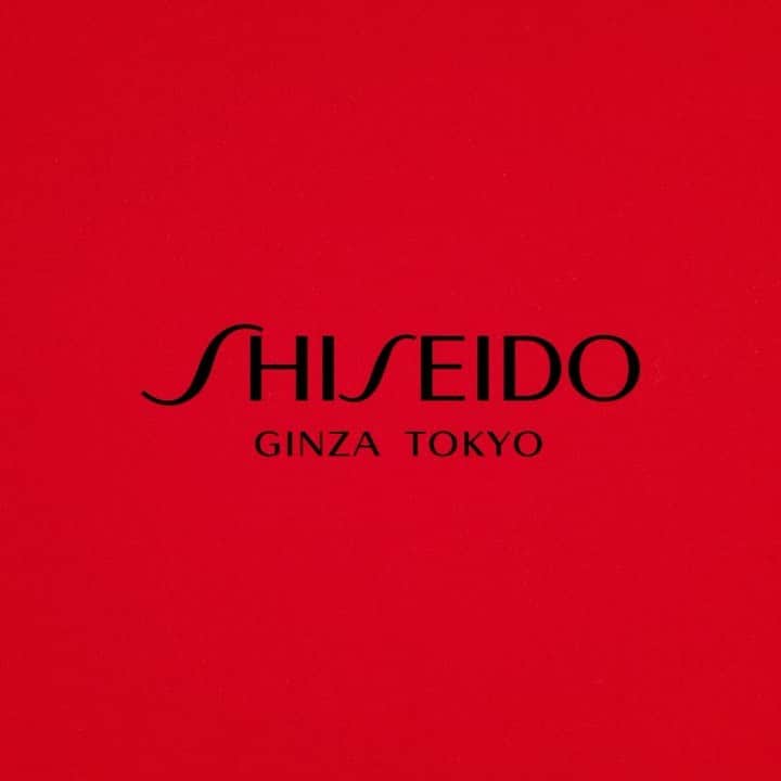 のインスタグラム：「💄舘鼻則孝×SHISEIDO💄﻿ ﻿ “CELEBRATE YOUR BEAUTIFUL MOMENT” をテーマに、SHISEIDO（@shiseido_japan）2020年に世界展開されるホリデーコレクションをコラボレーションアーティストとして、クリエイティブディレクションを舘鼻則孝が担当しました。﻿ ﻿ 舘鼻作品に描かれるアイコンでもある「雲」をモチーフにホリデーらしく華やかでアーティスティックなパッケージデザインになっています。﻿ ﻿ スキンケアのアルティミューンからメイキャップアイテムまで幅広く展開しています。﻿ ﻿ 店舗では、ショッパーなどもホリデーエディションとなっていますので、クリスマスギフトにもおすすめです。﻿ ﻿ ホリデースペシャルサイト﻿ https://brand.shiseido.co.jp/20aw-holiday.html﻿ ﻿ #NoritakaTatehana﻿ #SHISEIDO﻿ #ShiseidoHoliday﻿ #ALIVEwithBeauty﻿ ﻿ @shiseido﻿ @shiseido_japan﻿ ﻿ -﻿ ﻿ Press Release﻿ ﻿ アーティスト舘鼻則孝氏とコラボレートした「SHISEIDO」ホリデーコレクション数量限定発売﻿ ﻿ 唐草と雲間を繊細なタッチでモダンに表現したオリジナルデザインの美容液など４品﻿ ﻿ 資生堂は、世界88の国と地域で展開している「SHISEIDO」より、2020年AWのホリデーコレクション【全4品目6品種】を、2020年11月1日(日）から、世界各国で順次数量限定発売します。国内では全国のデパートを中心とした約380店と、SHISEIDOオフィシャルサイト、資生堂の総合美容サイト「ワタシプラス」で発売します（発売元：株式会社資生堂インターナショナル）。」