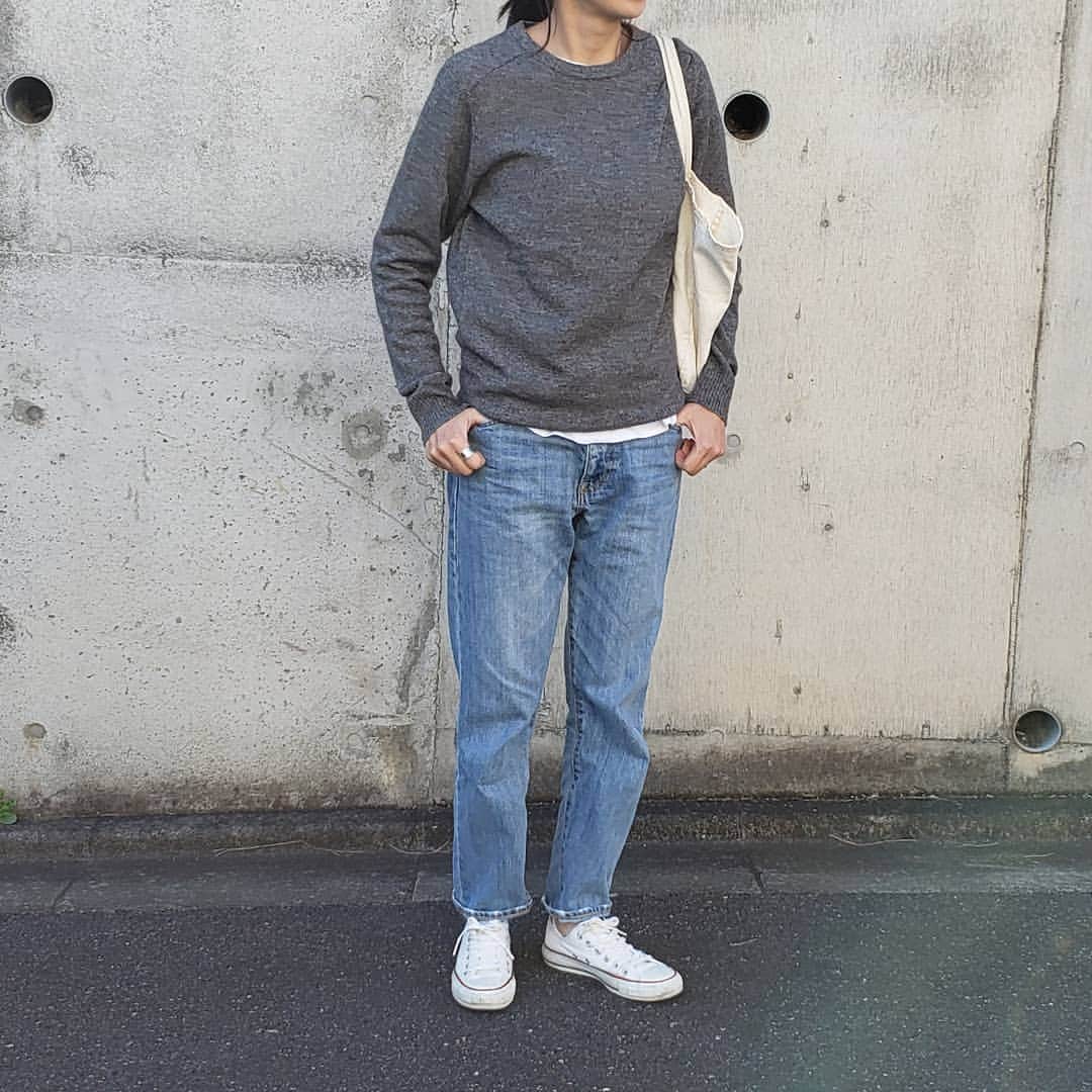 eriのインスタグラム：「* アウターなしでちょうどいい気温。 嬉しいなー😊 シンプルなグレーのニットを探していて、無印のメンズで見つけてゲットしました。 安心、安定の無印!! シンプルなのが欲しい時はまず無印をチェックしています～(しかもまずメンズから) * トップス:#無印良品#muji ボトムス:#journalstandardrelume シューズ:#converse * #ootd#outfit#fasion#coordinate#casual #simple#ニット#ムジジョ#無印#コンバース#カジュアルコーデ#シンプルコーデ#着回し#今日のコーデ#今日の服#コーデ」