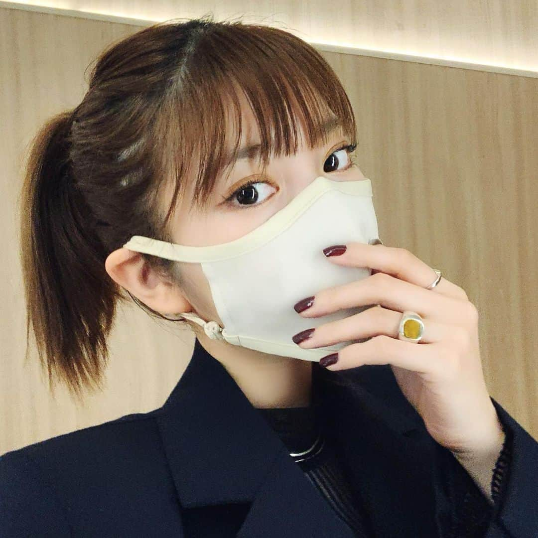 中村泉貴のインスタグラム：「😷😷😷﻿ 姉からもらったベージュの布マスク、﻿ 小さめがすっきりつけれて好きです☺️﻿ ﻿ ﻿ ﻿ #マスク #布マスク #マスクメイク #コロナ対策」