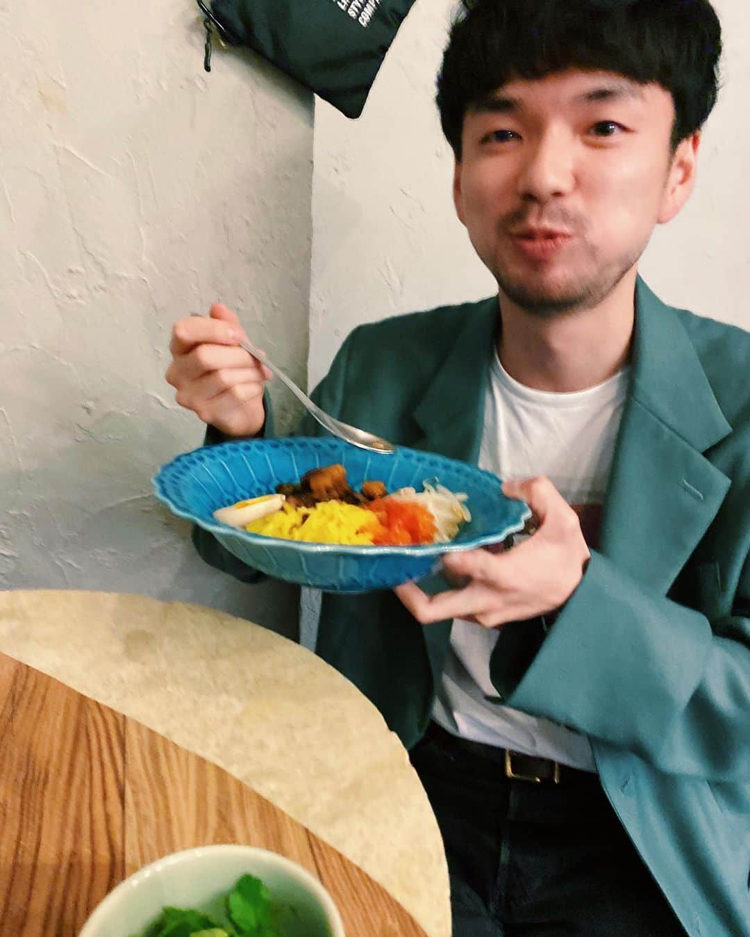 有原遣智さんのインスタグラム写真 - (有原遣智Instagram)「ほろ酔いルーロー飯🍖﻿ 緑ジャケット着てパクチーマシマシ🍀﻿ ﻿ jacket: #dairiku #ダイリク﻿ ﻿ ﻿ #cafe #カフェ #喫茶店巡り #カフェ巡り#カフェ飯 #台湾 #台湾料理 #ルーロー飯 #ルーロー飯 #パクチー #パクチー大好き」11月14日 19時31分 - kenchi_arihara