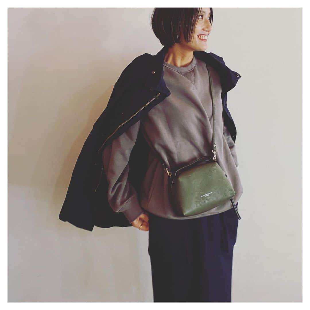 のインスタグラム：「. New bag #ジャンニキアリーニ @giannichiarini_jp ✨ 財布とiPhoneとワイヤレスイヤホン（意外とケースがでかい）と鍵を入れてもまだまだ余裕のあるミニバック。 めちゃくちゃ軽いのもいい👍 カーキの色味が使いやすくて好きです💛  #ootd #bag #giannichiarini アラフォー#アラサー#アラフォーコーデ #アラサーコーデ #お仕事コーデ #アラフォーol #アラサーol #あらふぃふ #アラフィー　#アラフィーコーデ #アラフィフコーデ#40代ファッション #40代コーデ　#30代ファッション　#30代コーデ　#50代ファッション#50代コーデ #大人コーデ #大人カジュアル」