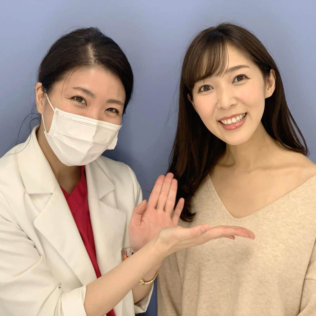 小野澤玲奈のインスタグラム：「ずっと前から気になっていた 首のしわしわを 美人女医さんのあゆ(安田先生)に相談して、 HIFUとイオン導入をしてもらいました✨  @sbc_yasuda  あゆは中高の同級生だから 初めての場所でも安心だった💓 頌栄生のみんな〜！！あゆがかっこよく👩🏻‍⚕️活躍してるよ〜✨  乾燥で粉を拭いてしまうほどの首が艶々！ ファンデーションで隠していたけれど 悩みが軽くなりました☺️  ハイフは熱を与えてリフトアップ 美容成分をイオンで導入 (あってるかな？☺️) お肌がぷるぷる…あゆありがとう😊  安田先生は東大病院皮膚科から 10月にSBC秋葉原院に来たばかり！ お悩みを相談してみてください💓 @sbc_yasuda   お友達は私経由でも！  #同級生 #久々の再会  #ウルトラリフトプラスHIFU #医療ハイフ #イオン導入 #sbc #湘南美容クリニック #ベビースキン @sbc_akihabara」
