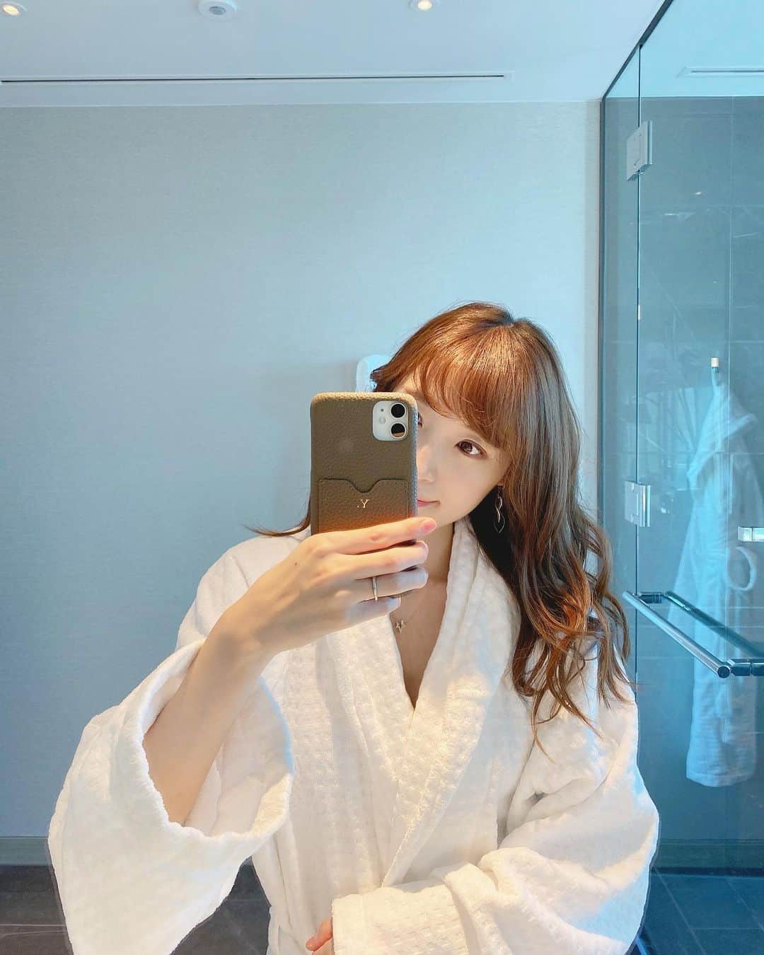 小林真由のインスタグラム：「⋆ iPhone case🤎🍂﻿﻿ ﻿ "あなたより美しいブランドはない"というコンセプトの @ladeline_official のもの。  カード入れ付きで便利！ 上品なレザーのoliveカラーがお気に入りです🥝﻿ ﻿  クーポンコードを使うと12月31日まで10%offになるのでよかったら使ってみてね♡﻿ クーポンコード: mayuko﻿ ﻿ #iphonecase #iPhone11pro #アイフォンケース #スマホケース #ファッション #コーデ #ママコーデ #女の子ママ #男の子ママ #ママライフ #1歳 #生後3ヶ月 #ベビー #二人育児」
