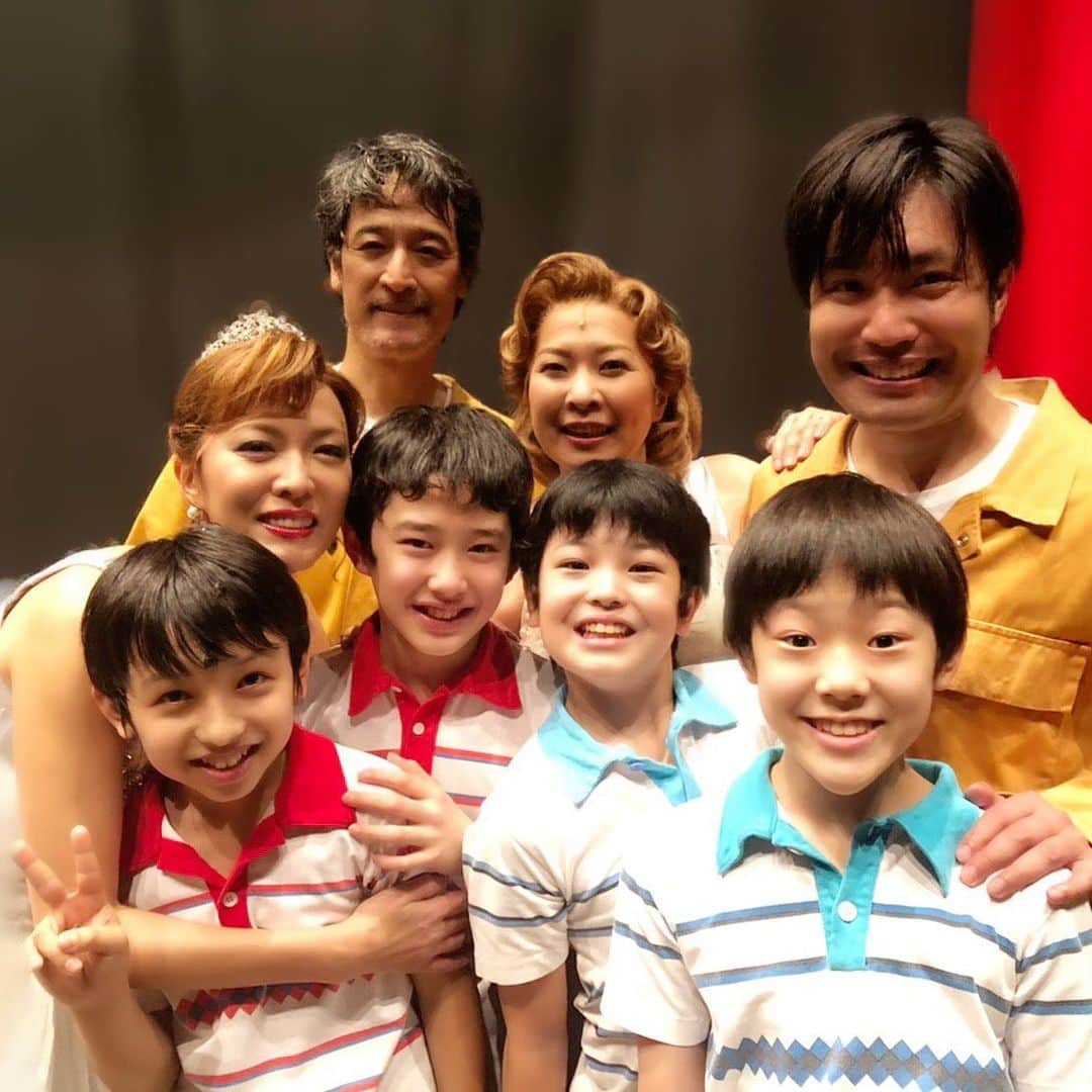 のインスタグラム：「本日、ビリーエリオットの長い旅が無事終わりました。 もう、色んな思いが込み上げて、うまく言葉にできません😢 この状況の中、よく上演できたってことと、沢山のお客様に観て頂けたってこと。本当に奇跡としか言いようがありません✨ ほんとに沢山、勇気、希望、夢をくれたビリー達。本当にありがとう。 そのビリーを取り巻くお父さん、お兄ちゃん、お母さん、そして先生。あーお婆ちゃんがいたら完璧な写真だったのに残念😂 大千秋楽はデニスビリー。素晴らしい演技で2020年版の『ビリーエリオット』の幕を閉じてくれました🎊 彼らの未来がどうかキラキラ輝いて素晴らしいものでありますように✨  ご観劇くださった皆様、本当にありがとうございました❣️ 残念ながら劇場にいらっしゃれなかった方、また再演があることを期待してお待ち下さい！また新たなビリーエリオット に出会えますように✨  #ビリーエリオット #涙の大千秋楽 #ありがとうございました」
