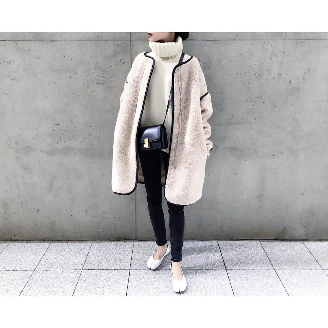 kumiのインスタグラム：「today's. @classicalelf_official のおにゅうのコートを初おろし🐏＊  シルエットが可愛いボアのロングコート。 かなり高見えしてお気に入り👀♡  カジュアルになりがちなモコモコも レザー調パイピングのアクセントが大人っぽく引き締めてくれる😌  タートルニットを合わせてばっちり防寒⛄️＊＊ roomにも載せてます🌿  #classicalelf#galerievie#acnestudios#maisonmargiela#celine ・ ・ ・ #クラシカルエルフ#エルフコーデ#大人コーデ#大人カジュアル#プチプラ#コート#ボアコート#ロングコート#モコモコアウター#今日の服#今日のコーデ#着回しコーデ#コーデ記録#ギャルリーヴィー#タートルニット#アクネストゥディオズ#スキニー#セリーヌ#ベルトバッグ」