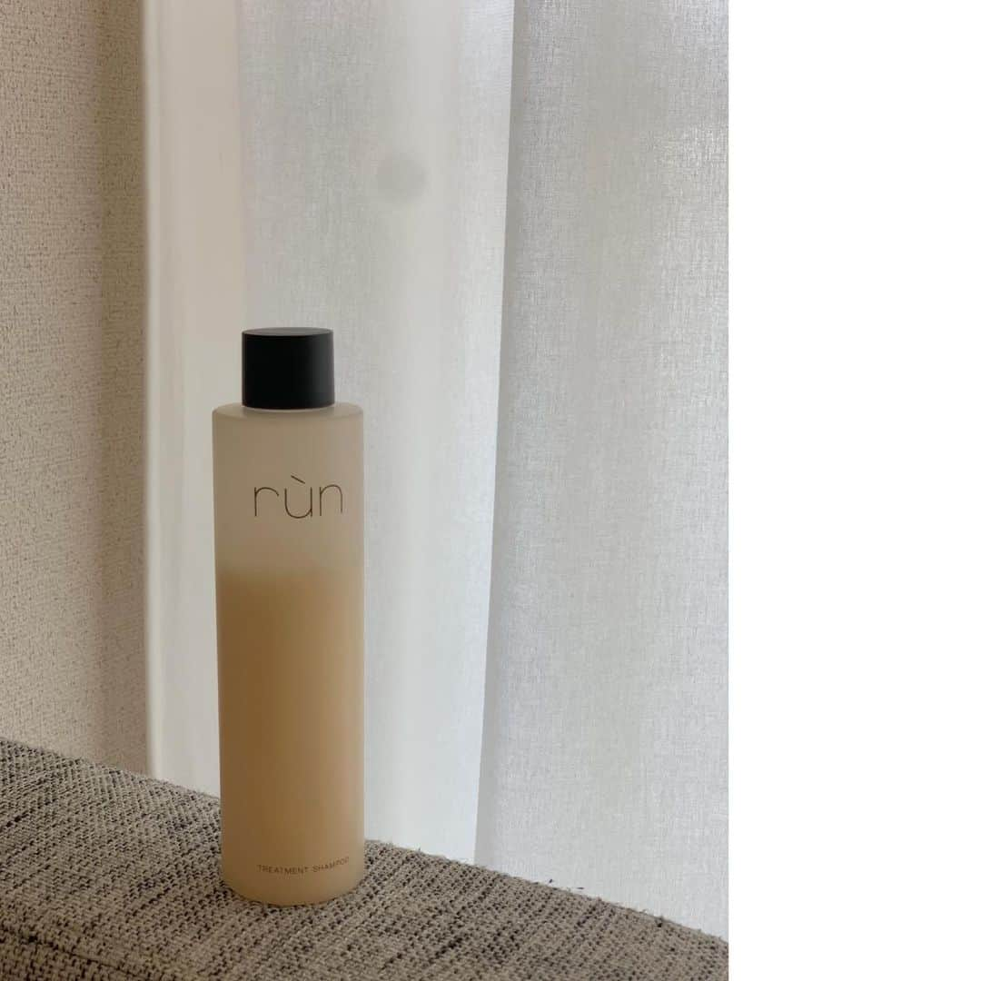 伊地知朋子さんのインスタグラム写真 - (伊地知朋子Instagram)「-run-(@runcosmetics) ✔️髪と頭皮の汚れを落とす ✔️髪のダメージを修復する ✔️健康な頭皮を育む ✔️なめらかな手触りに整える これらの全てがこれ１本で叶えられるトリートメントシャンプー🌿 . 産後お風呂の時間をゆっくりと取れない 私にとって1度のすすぎでヘアケアができるのが只々嬉しくて、何より洗った後のしっとり感と指通りの柔らかさには驚かされる。 頭皮もお顔のケアと同じくらいアンチエイジングに重要なので、天然由来成分90%で作られていることも嬉しいポイントです🤲🏻 . runの洗練された世界観も素敵なので是非アカウント覗いてみてください✨ ____ #runcosmetic #るん #ヘアケア #トリートメントシャンプー #run #PR」11月14日 19時47分 - tomoko_urbanbobby