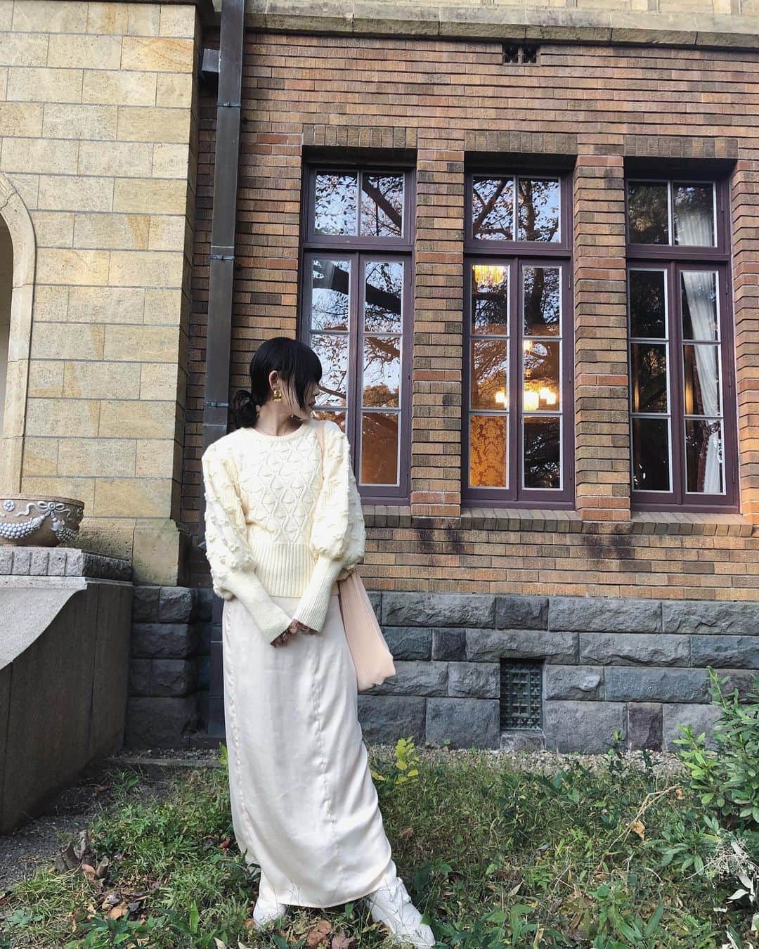 簑島三佳さんのインスタグラム写真 - (簑島三佳Instagram)「今日も白〜🌼  新作ニット入荷した！ このボリュームスリーブが可愛いの♡  knit…HONEYMIHONEY  one-piece…HONEYMIHONEY shoes…HONEYMIHONEY bag… @curlychou_   @honeymihoney_official  #HONEYMIHONEY #curlychou」11月14日 19時39分 - minoshimamika