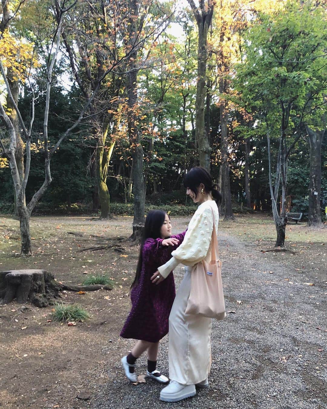 簑島三佳さんのインスタグラム写真 - (簑島三佳Instagram)「今日も白〜🌼  新作ニット入荷した！ このボリュームスリーブが可愛いの♡  knit…HONEYMIHONEY  one-piece…HONEYMIHONEY shoes…HONEYMIHONEY bag… @curlychou_   @honeymihoney_official  #HONEYMIHONEY #curlychou」11月14日 19時39分 - minoshimamika