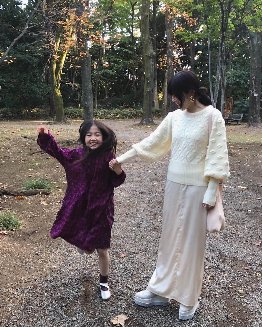 簑島三佳さんのインスタグラム写真 - (簑島三佳Instagram)「今日も白〜🌼  新作ニット入荷した！ このボリュームスリーブが可愛いの♡  knit…HONEYMIHONEY  one-piece…HONEYMIHONEY shoes…HONEYMIHONEY bag… @curlychou_   @honeymihoney_official  #HONEYMIHONEY #curlychou」11月14日 19時39分 - minoshimamika