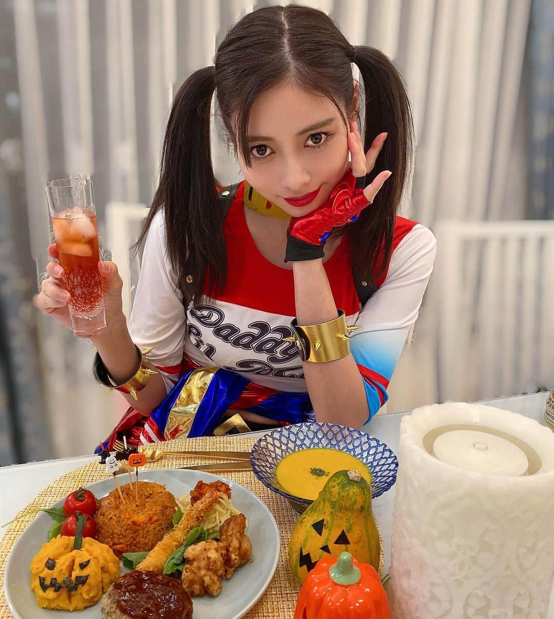 得あゆさんのインスタグラム写真 - (得あゆInstagram)「ハロウィン🎃プレートは全て 手作りしたからめっちゃ時間かかった💭🍤🍤🍤 将来子供に作ってあげたい！！！笑笑 #ハーレークイン #harleyquinn ・ ・ ・ ・ ・ ・ ・ ・ ・ ・ ・ ・ ・ ・ ・ ・ ・ ・ ・ #ハロウィン#ハロウィンコスプレ#ハロウィン仮装#ハロウィンパーティー#おうちハロウィン#コスプレ#コスチューム#仮装#衣装#撮影#インスタ映え#カボチャ#カメラ女子#アイシャドウ#ヘアアレンジ#アメリカ#ツインテール#キャラクター#映画#大人カジュアル#サバゲー#ブーツ#boots#harleyquinncosplay#americancomic#halloween#halloweencostume#halloweenmakeup」11月14日 19時39分 - tokuayu819