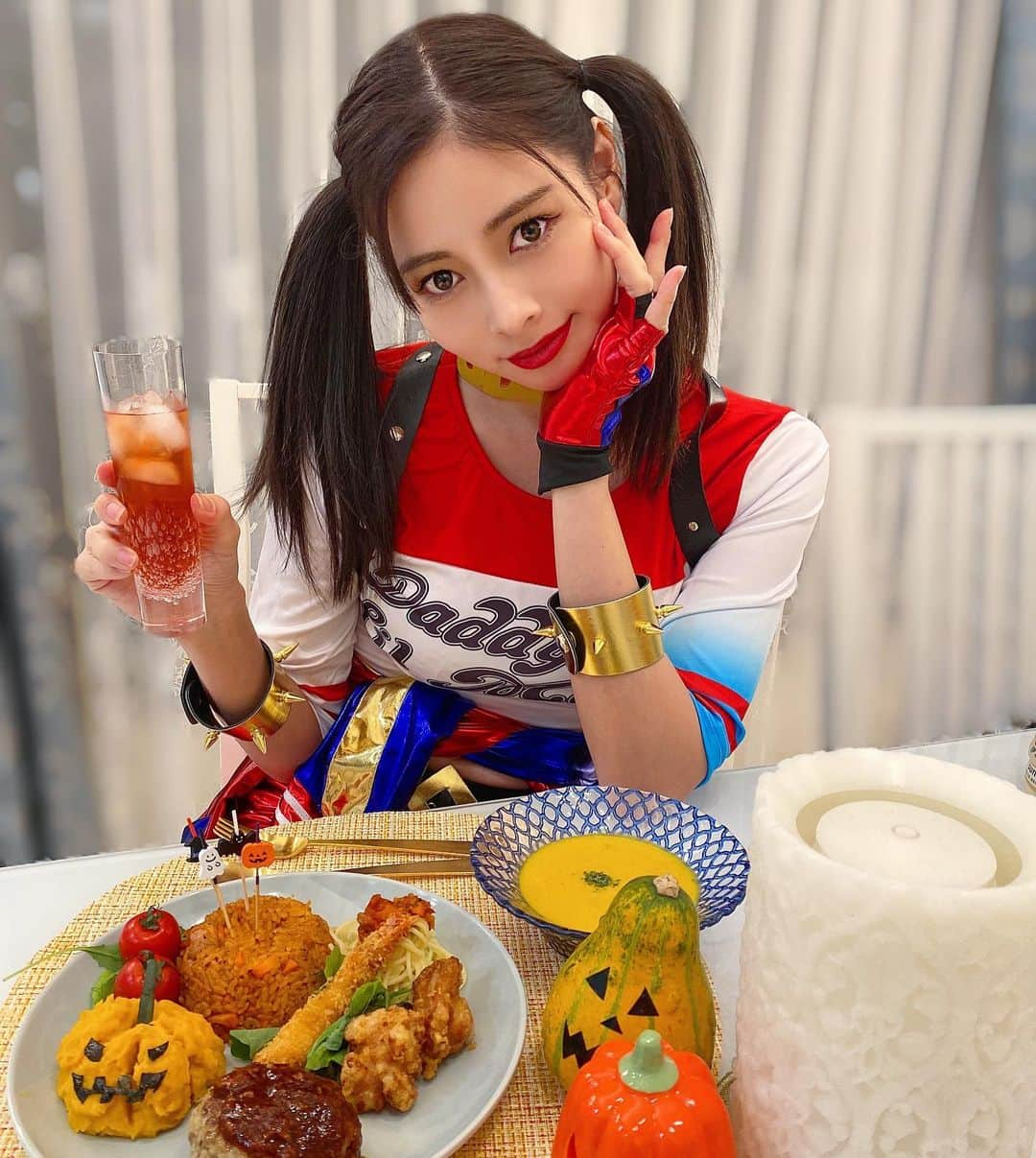 得あゆさんのインスタグラム写真 - (得あゆInstagram)「ハロウィン🎃プレートは全て 手作りしたからめっちゃ時間かかった💭🍤🍤🍤 将来子供に作ってあげたい！！！笑笑 #ハーレークイン #harleyquinn ・ ・ ・ ・ ・ ・ ・ ・ ・ ・ ・ ・ ・ ・ ・ ・ ・ ・ ・ #ハロウィン#ハロウィンコスプレ#ハロウィン仮装#ハロウィンパーティー#おうちハロウィン#コスプレ#コスチューム#仮装#衣装#撮影#インスタ映え#カボチャ#カメラ女子#アイシャドウ#ヘアアレンジ#アメリカ#ツインテール#キャラクター#映画#大人カジュアル#サバゲー#ブーツ#boots#harleyquinncosplay#americancomic#halloween#halloweencostume#halloweenmakeup」11月14日 19時39分 - tokuayu819