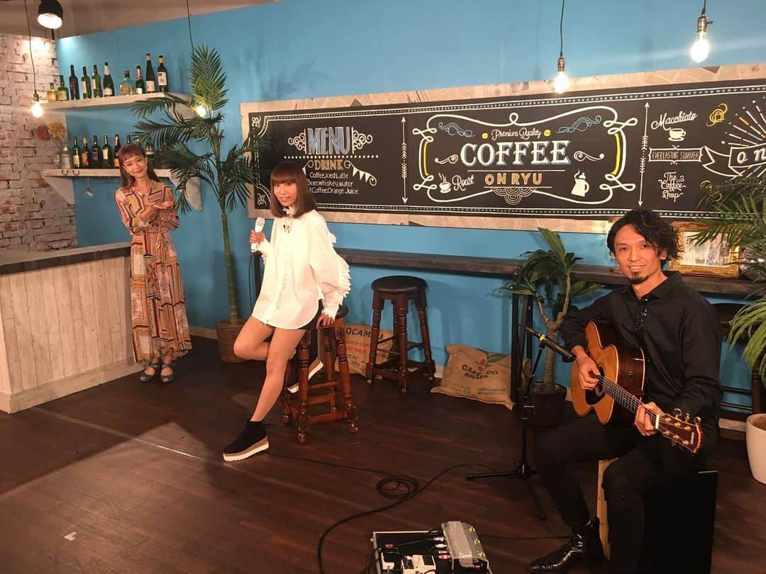 千佐真里奈さんのインスタグラム写真 - (千佐真里奈Instagram)「11/13 放送 テレビ東京「音流～ONRYU～ 」  Onryu Cafe Liveのコーナーに 出演させていただきました! 夜中の放送でしたが 観てくれましたか⁇  私は配信ライブのあと、 頑張って起きて リアルタイムで観ることが できました👏🏻  初めてのテレビ歌唱 観るときも緊張しました。 照れくさかったけど やはり嬉しいものですね。  音流さま、 MCタカハシマイさん ステキな機会をくださり ありがとうございました💐  タカハシマイさん 可愛かった〜〜❤︎ お人形のよう…  ものすごい昔、ライブハウスで ご一緒したことがあるのですが その時にドーナツ🍩を くれたことが記憶に残っていて… テレビでは映ってなかったけれど その話もさせてもらって 盛り上がりました😂  変わらず天使でした👼  #CHISA #betweenthelines  #onryu  #onryucafelive」11月14日 19時40分 - chisamusic