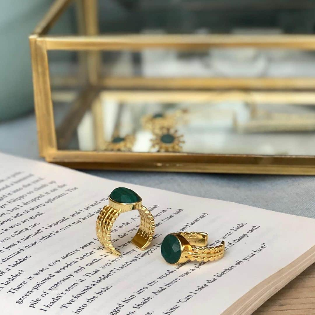 アズニさんのインスタグラム写真 - (アズニInstagram)「Which gemstone is your go to?  Look out for our #stayhomeandtreatyourself offers all November.  **last chance to catch our Luxury Beadwork sale - ends 3pm GMT today!  👀 Lookout for your next treat !!  #gemstonerings #malachiterings #stackingrings #cocktailrings #gemstonelovers #jewellerysale #discountedjewellery」11月14日 19時40分 - azunilondon